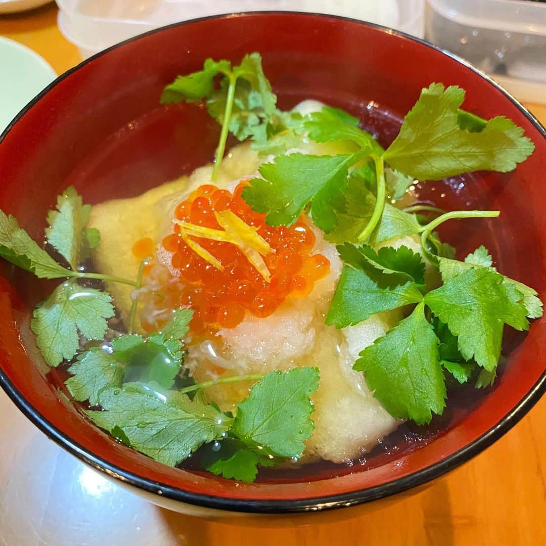 野間美由紀のインスタグラム：「揚げ餅に大根おろし、いくら、三つ葉にゆずのお雑煮。」