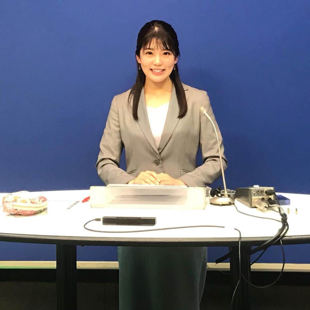 飯野詩帆のインスタグラム：「お正月ニュース2日目です🎍✨ スタジオはこんなかんじです😳 ・ ・ お餅つきのニュースもご紹介しましたが 皆さんはどんなお正月をお過ごしですか？ ・ 私は断然インドア派なので お正月のゆっくりと過ぎる時間が大好きです…💓 (あと、おせちも大好きです) ・ 明日もお正月のニュースをお伝えします！ 是非ご覧ください☺️ ・ ・ #群馬テレビ #アナウンサー #お正月ニュース #今日の様子 #クロマキー #空の映像は合成なのです☁️」
