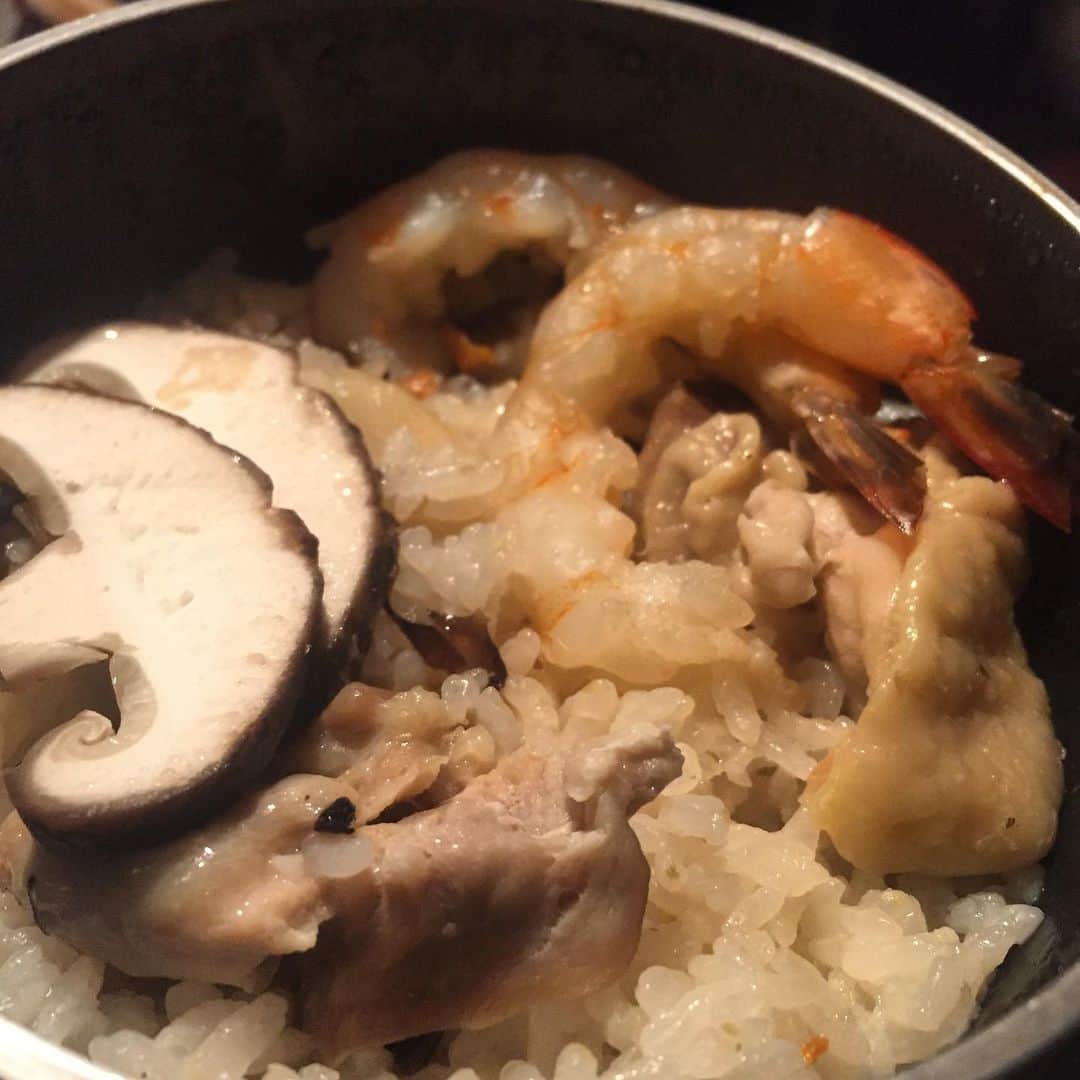 hanatsubaki029のインスタグラム：「今日のお昼まかないは釜飯でした！ 炊きたてで身体もあったまります！ #花椿#イーマ#個室#居酒屋#instagood #instafood #photography#photooftheday #大阪#osaka#ハイボール#赤玉パンチ#日本酒#日本酒好き#女子会#ブライダル#記念日#サプライズ#いいね#宴会#炭焼き#釜飯」