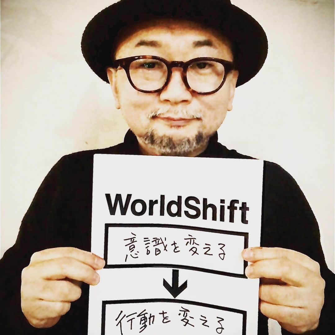 谷崎テトラのインスタグラム：「あけましておめでとうございます。youtubeでテトラノオトを始めました。本年も宜しくお願いします。 https://youtu.be/6-c3KdQAJwg」