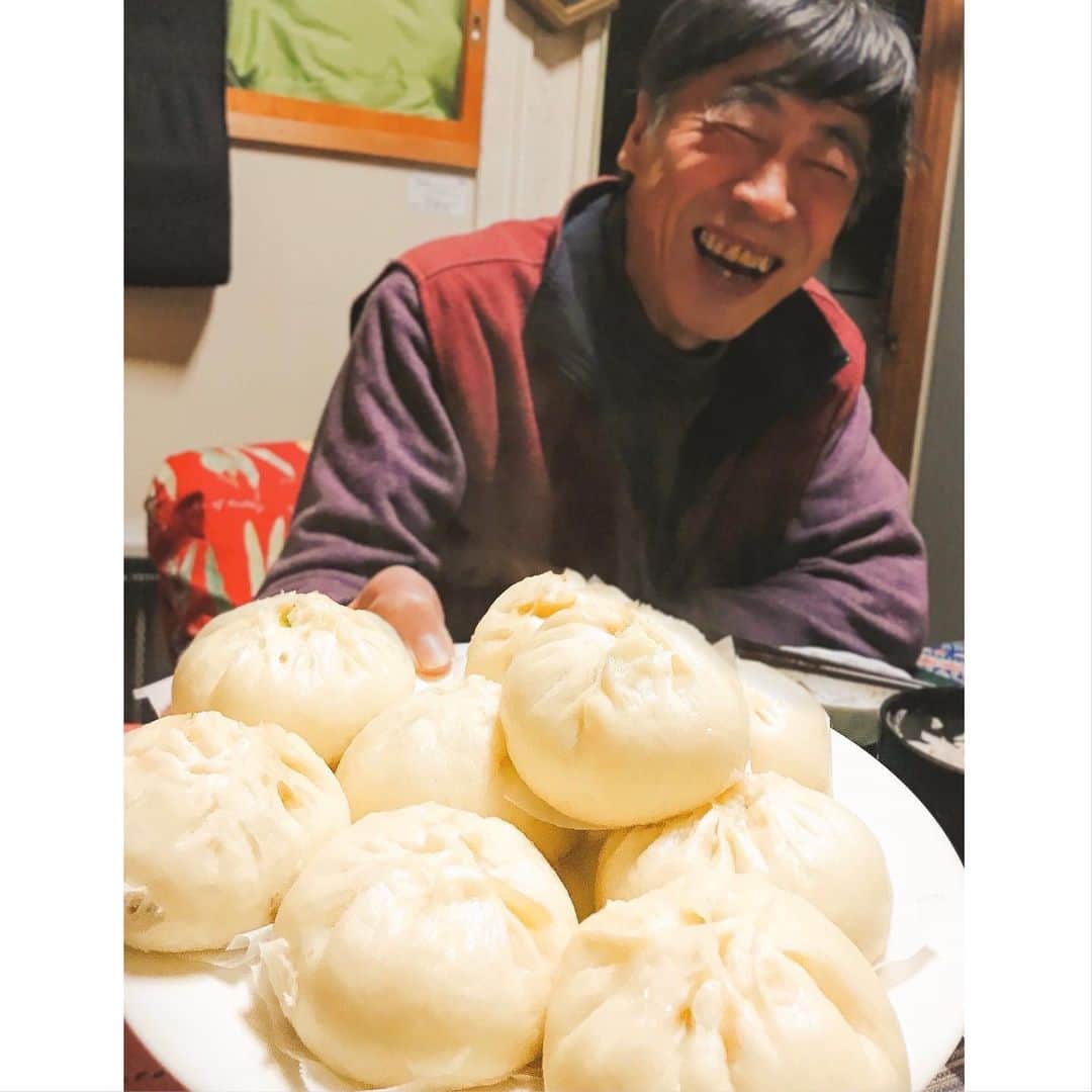 加藤侑紀のインスタグラム：「『できたての肉まん食べたい』に応えてくれたんだけど、次から次へと蒸して何十個でも食べさせようとするんだ🤭 皮を母、餡をパパの #父母合作 ・ 『我想吃肉包』爸爸作餡媽媽做皮的 #爸媽合作  不斷的一直蒸好幾十個，爸爸要我全吃🤭 ・ ・ #自家製肉まん #自家製 #肉包子 #回老家 #実家で年越し #料理人の父 #爸爸是廚師 #台湾 #台灣 #formosa #日本 #ハーフ #混血兒 #女優 #演員 #actress #日本語 #日文 #中国語 #中文」