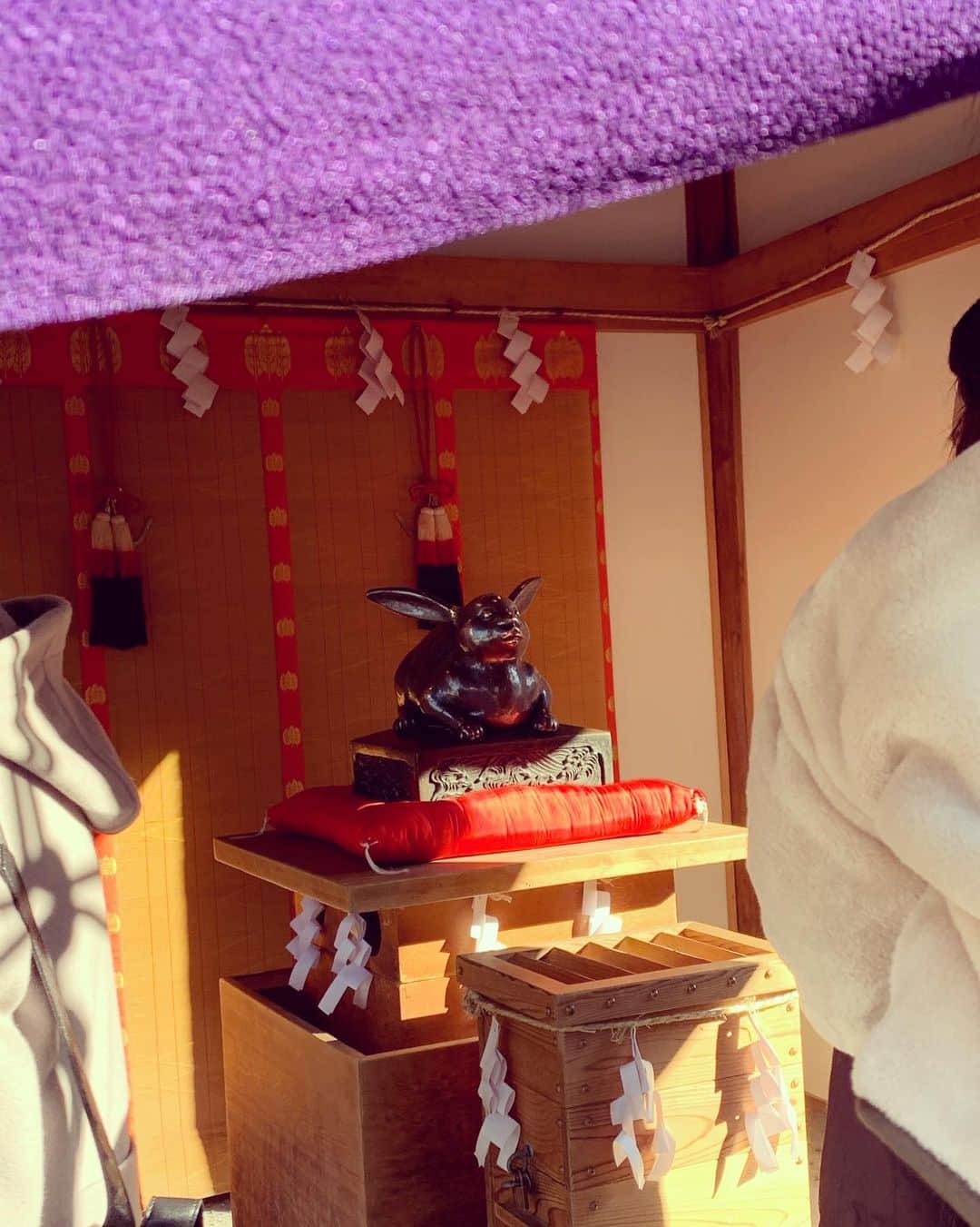 村川絵梨さんのインスタグラム写真 - (村川絵梨Instagram)「あけましておめでとうございます🐭  2020年もよろしくお願いします。  今年の初詣は奈良県にある「三輪明神　大神神社」 日本最古と言われ、酒造りにとても縁深い神社で有名ですね。 初詣は初めて来ました⛩  今年はきっと8年ぶりくらいの実家で。 「賛否両論」のおせちに福光屋さんの「福正宗」特別限定酒でまったり😌 そして母特製のお雑煮。 1月1日は白味噌(見栄え悪いからやめてと言われましたがそれも実家感。笑) 2日はすまし汁。 家族の時間を大切にしたいと願った1年の始まりでした。  これを読んでくれた皆さんが、健やかに、大切な人達と有意義な1年を過ごせますように🙏」1月2日 20時20分 - eri_murakawa_official