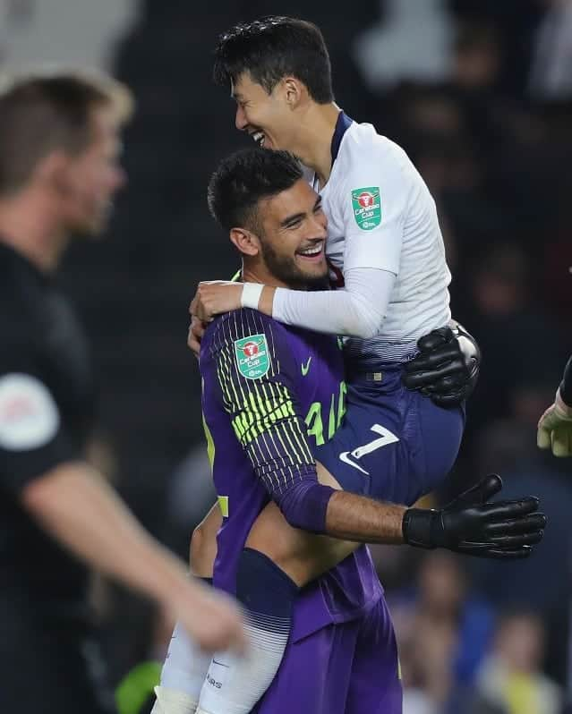 ソン・フンミンのインスタグラム：「I wishes our keeper @gazzanigapaulo happy birthday and enjoy your big day 🎂😊 --------------------------------------- Tag #InSonWeTrust  Mention @hm_son7 😍 --------------------------------------- Ignore tags ❌ #Son #HeungMin #Sonny #Tottenham #Korea #COYS #ToDaIsToDo #TTID #SonHeungMIn #Son7 #7 #Mood #Instagood #FollowforFollow #LikeForFollow #LikeForLikes #Bro #Football #EPL #Birthday #Soccer」