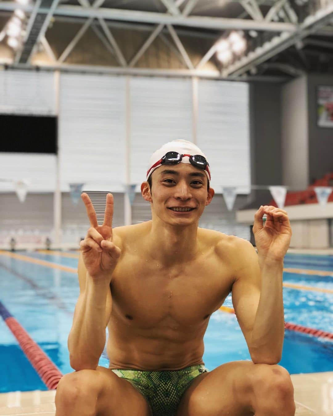 のインスタグラム：「2020🏊‍♂️ Olympic season🇯🇵 . . 明けましておめでとうございます🎍 2020五輪イヤーがやって来ました！ . . あっという間の4年間でした。 リオ五輪後に引退を考えていた自分がまだ泳げているのは沢山の方々の支えがあったからです。本当にありがとうございます。 . . 全力で五輪イヤーを戦い抜きたいと思いますので応援よろしくお願い致します🎌 . . #2020 #olympics2020 #swimming #イトマン東進 #itomantoshin #singapore」