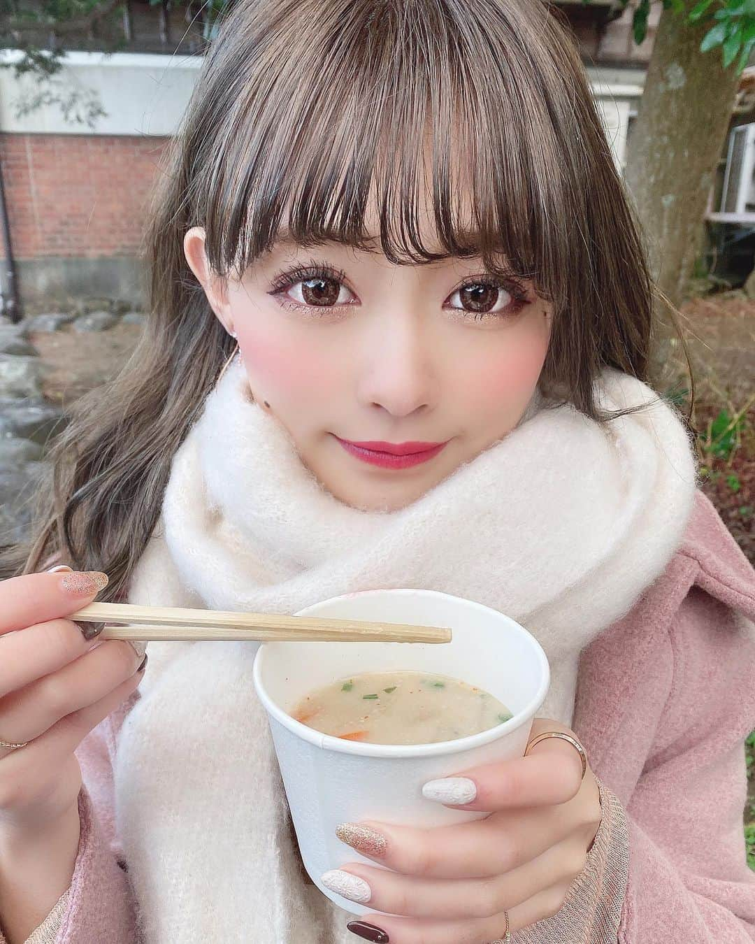 りなてぃさんのインスタグラム写真 - (りなてぃInstagram)「﻿ ﻿ あけましておめでとうございます🎍♥️﻿ 今年もよろしくお願いします🙇🏻‍♂️﻿ ﻿ そしてみなさん年末年始楽しんでますか？🤤﻿ ﻿ ﻿ ﻿ ﻿ そして今日はひとつご報告です💓﻿ この度WEARを開設いたしました〜👏🏻❤︎﻿ ﻿ WEARにて【 rinateastyle 】で検索🔎❤︎﻿ ﻿ ﻿ なかなかすぐ撮れなかったり﻿ インスタに写真UPする日と合わせてしか﻿ 紹介出来なかったりしてたんだけど﻿ ﻿ もっとコーデ載せてほしいですっていうお声も﻿ いただいていたので...﻿ ﻿ #りなてぃースタイル ﻿ もっともっと載せていけるよう頑張りますっ🤘🏻﻿ ﻿ ﻿ もう既にいままでのコーデを20投稿以上載せていて﻿ これからお洋服の詳細はWEARで載せていくので﻿ ぜひフォローよろしくお願いします😌♥️﻿ ﻿ ﻿ ストーリーにURLも載せておきますねん。❤︎﻿ ﻿ ﻿ ﻿ #wear #fashion #coordinate #ootd #outfit ﻿ ﻿ ﻿ そして髪色、最強説ないですか...🤦🏻‍♀️💓﻿ ハイライトに残してありまする。💓﻿ ﻿ #りなてぃーカラー について﻿ 明日また報告あるので詳しいことはそのときに...🤫﻿ ﻿ ﻿」1月2日 20時26分 - rinatea_25