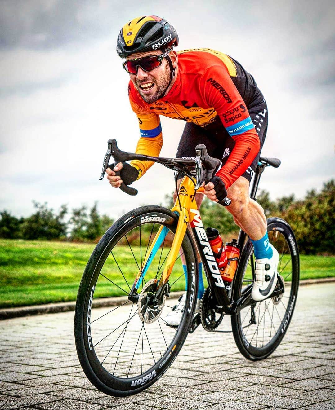 マーク・カヴェンディッシュのインスタグラム：「Right then 2020, let's have you.... @bahrain_merida (📸 @modcyclingphoto ) #cycling #2020 #newyear #team #cyclist」