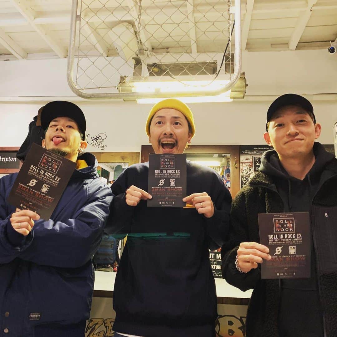 のインスタグラム：「With @ata0222kom & @feelin_acchan at @feelin_osaka ✨﻿ ﻿ 神奈川に戻る前にFeelinに挨拶を。﻿ まさかの亜太さんも同じタイミングで来店🙌﻿ バタバタのあっちゃんと1枚。﻿ 目線がバラバラなのは2カメ同時撮影の為。笑﻿ 本年も宜しくお願いしますー！﻿ ﻿ そして、2月11日(祝火)の @rollinrock167 EX宜しくです！﻿ ﻿ #LZBN #rollinrock #RIR #ローリンロック #knockoutmonkey #ノックアウトモンキー #安床武士 #feelinosaka #ラスト2枚の写真何か好き」