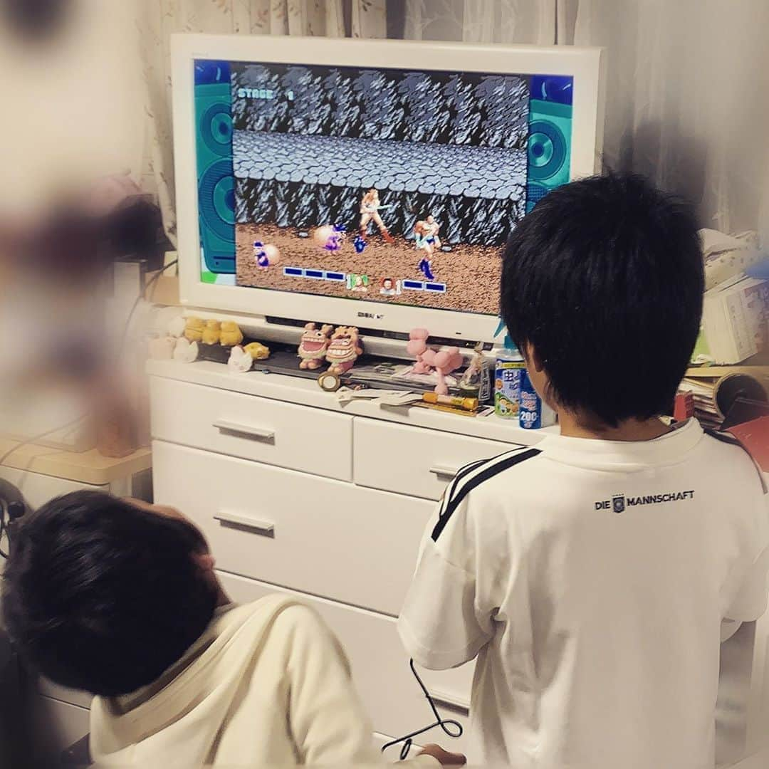 マフィア梶田さんのインスタグラム写真 - (マフィア梶田Instagram)「彼らの初ゲームがメガドライブミニでゴールデンアックス。これぞ英才教育。  #メガドライブミニ」1月2日 20時31分 - mafia_kajita