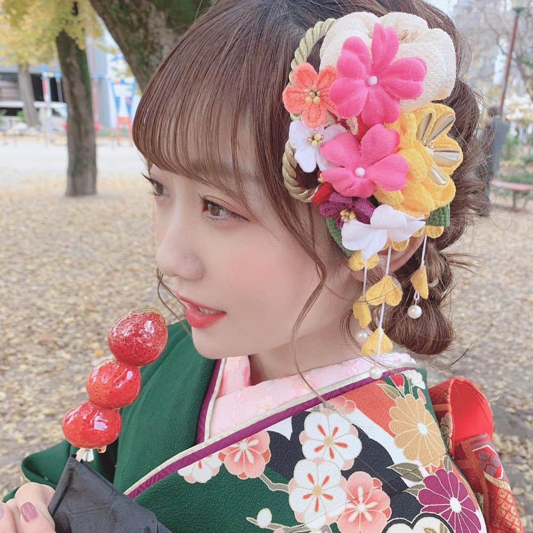 夏川愛実のインスタグラム：「ㅤㅤㅤㅤㅤㅤㅤㅤㅤㅤㅤㅤㅤ ㅤㅤㅤㅤㅤㅤㅤㅤㅤㅤㅤㅤㅤㅤㅤㅤㅤㅤㅤㅤㅤㅤㅤㅤㅤㅤㅤ 今年はインスタも 頑張る🔥 ㅤㅤㅤㅤㅤㅤㅤㅤㅤㅤㅤㅤ Multina Box(マルチナボックス)に入ってる #ストロベリーフェチ さんのいちご飴🍓 ㅤㅤㅤㅤㅤㅤㅤㅤㅤㅤㅤㅤ ㅤㅤㅤㅤㅤㅤㅤㅤㅤㅤㅤㅤ #2019 → #2020 #晴れ着#あけおめ #ことよろ#新年#謹賀新年 #おーえすゆー#成人式#振袖#成人式ヘア #ヘアアレンジ#振袖ヘア#着物#かんざし#髪飾り #くるりんぱ#ツインテールアレンジ#くるりんぱアレンジ  #いちご飴#大須#大須カフェ#大須食べ歩き ㅤㅤㅤㅤㅤㅤㅤㅤㅤㅤㅤ ㅤㅤㅤㅤㅤㅤㅤㅤㅤㅤㅤㅤ」