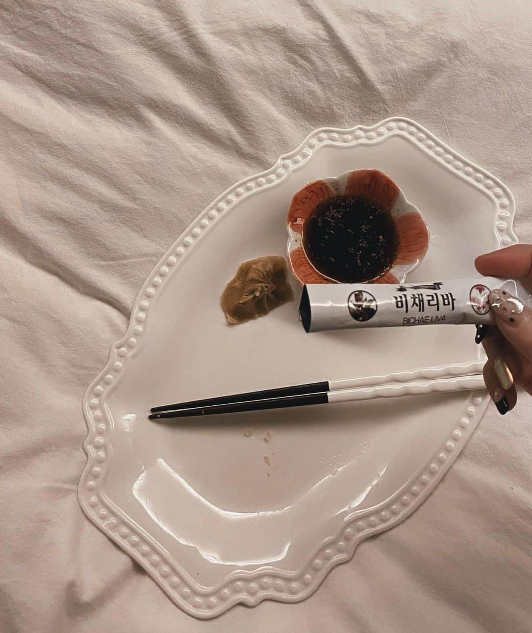 チョ・ミニョンさんのインスタグラム写真 - (チョ・ミニョンInstagram)「2020년 첫 촬영 스타트였는데, 모든게 너무 좋았던 촬영 새해 시작이 너무 좋아요 ٩(ˊᗜˋ*)وෆ 몽글몽글 예쁜감성의 헤어핀 사진들_ღෆ  #민기삼촌제법감성돋네요 🥴 - 저녁먹고 왔지만, 집에서 또 만두를 저는 만두 간장 장 만들때 고추가루랑 통후추 같이 갈아 넣어요 후추가 없으면 조금 밋밋한 그런기분😮? - -」1月2日 20時44分 - xxjominxx