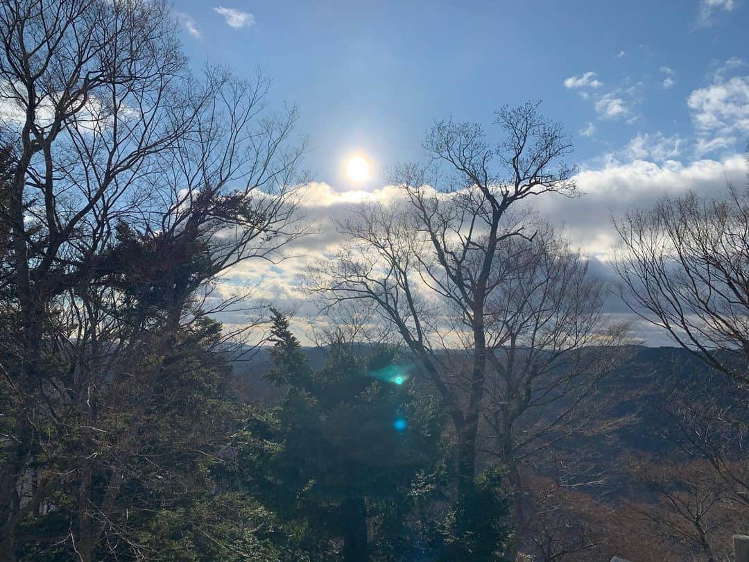 日下裕江さんのインスタグラム写真 - (日下裕江Instagram)「令和元年最後の太陽☀️ 松山城登る前は少し雪混じりの雨がパラパラ降ってたのに、 山頂の松山城に到着したら こんなに快晴でポカポカ温かくて、空気美味しくて気持ち良かった💓  #備中松山城 #備中松山城からの眺め #快晴 #空気美味しい #天気気持ち良い #令和元年最後の太陽」1月2日 20時50分 - hiroe___h
