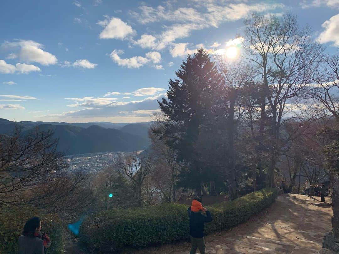 日下裕江さんのインスタグラム写真 - (日下裕江Instagram)「令和元年最後の太陽☀️ 松山城登る前は少し雪混じりの雨がパラパラ降ってたのに、 山頂の松山城に到着したら こんなに快晴でポカポカ温かくて、空気美味しくて気持ち良かった💓  #備中松山城 #備中松山城からの眺め #快晴 #空気美味しい #天気気持ち良い #令和元年最後の太陽」1月2日 20時50分 - hiroe___h