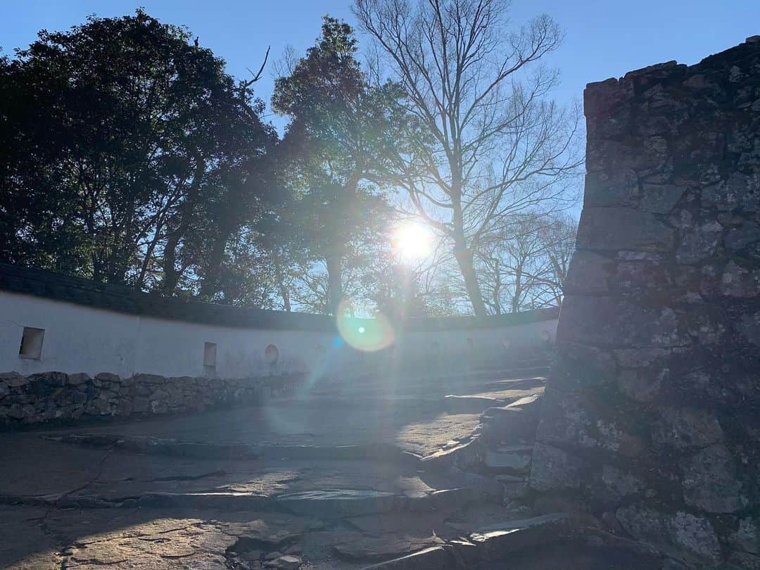 日下裕江さんのインスタグラム写真 - (日下裕江Instagram)「令和元年最後の太陽☀️ 松山城登る前は少し雪混じりの雨がパラパラ降ってたのに、 山頂の松山城に到着したら こんなに快晴でポカポカ温かくて、空気美味しくて気持ち良かった💓  #備中松山城 #備中松山城からの眺め #快晴 #空気美味しい #天気気持ち良い #令和元年最後の太陽」1月2日 20時50分 - hiroe___h