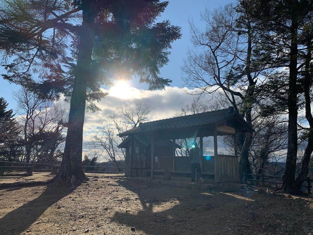 日下裕江さんのインスタグラム写真 - (日下裕江Instagram)「令和元年最後の太陽☀️ 松山城登る前は少し雪混じりの雨がパラパラ降ってたのに、 山頂の松山城に到着したら こんなに快晴でポカポカ温かくて、空気美味しくて気持ち良かった💓  #備中松山城 #備中松山城からの眺め #快晴 #空気美味しい #天気気持ち良い #令和元年最後の太陽」1月2日 20時50分 - hiroe___h