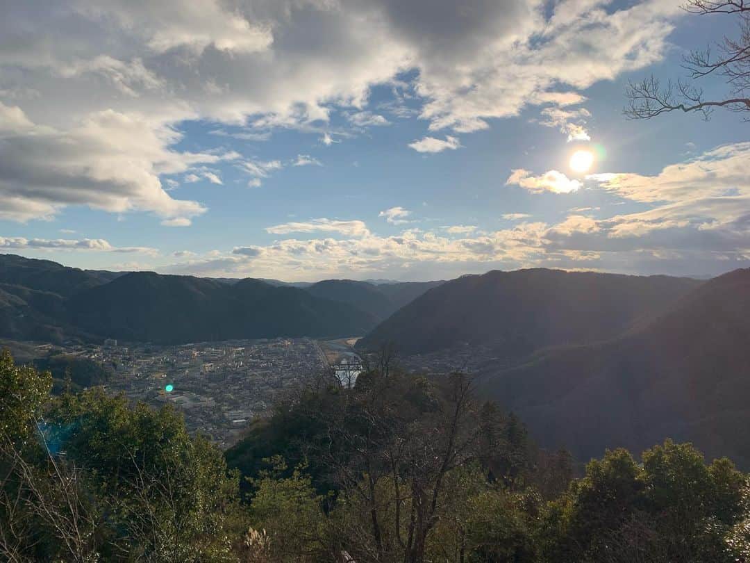 日下裕江さんのインスタグラム写真 - (日下裕江Instagram)「令和元年最後の太陽☀️ 松山城登る前は少し雪混じりの雨がパラパラ降ってたのに、 山頂の松山城に到着したら こんなに快晴でポカポカ温かくて、空気美味しくて気持ち良かった💓  #備中松山城 #備中松山城からの眺め #快晴 #空気美味しい #天気気持ち良い #令和元年最後の太陽」1月2日 20時50分 - hiroe___h