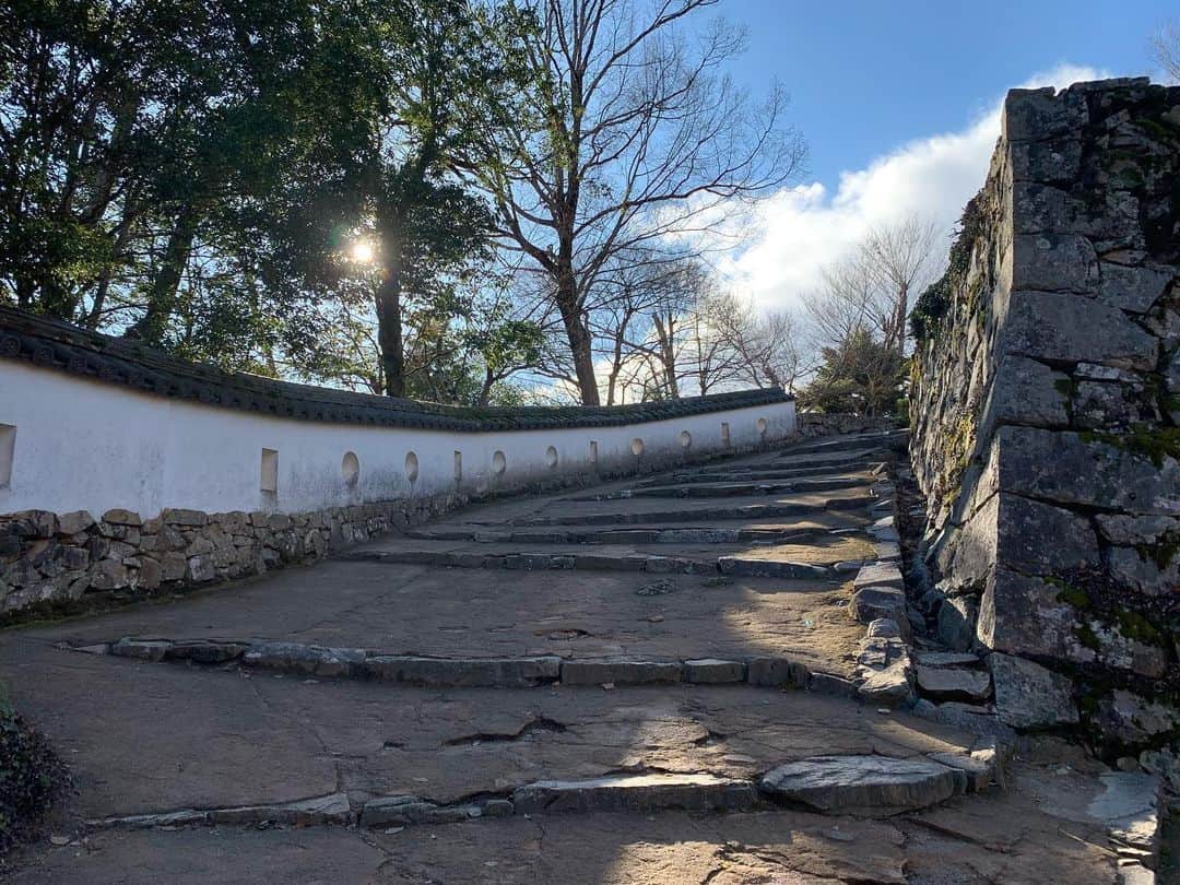 日下裕江さんのインスタグラム写真 - (日下裕江Instagram)「令和元年最後の太陽☀️ 松山城登る前は少し雪混じりの雨がパラパラ降ってたのに、 山頂の松山城に到着したら こんなに快晴でポカポカ温かくて、空気美味しくて気持ち良かった💓  #備中松山城 #備中松山城からの眺め #快晴 #空気美味しい #天気気持ち良い #令和元年最後の太陽」1月2日 20時50分 - hiroe___h