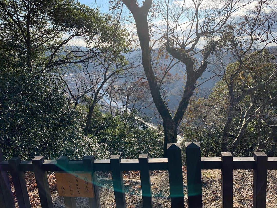 日下裕江さんのインスタグラム写真 - (日下裕江Instagram)「令和元年最後の太陽☀️ 松山城登る前は少し雪混じりの雨がパラパラ降ってたのに、 山頂の松山城に到着したら こんなに快晴でポカポカ温かくて、空気美味しくて気持ち良かった💓  #備中松山城 #備中松山城からの眺め #快晴 #空気美味しい #天気気持ち良い #令和元年最後の太陽」1月2日 20時50分 - hiroe___h