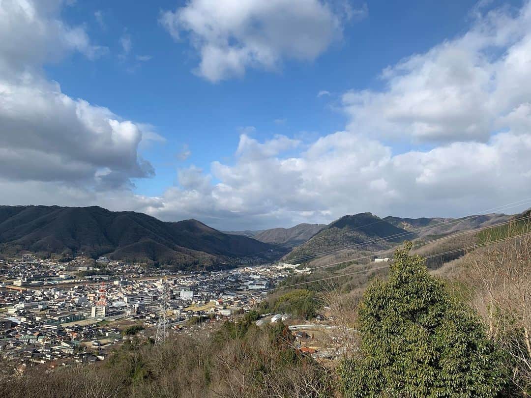 日下裕江さんのインスタグラム写真 - (日下裕江Instagram)「令和元年最後の太陽☀️ 松山城登る前は少し雪混じりの雨がパラパラ降ってたのに、 山頂の松山城に到着したら こんなに快晴でポカポカ温かくて、空気美味しくて気持ち良かった💓  #備中松山城 #備中松山城からの眺め #快晴 #空気美味しい #天気気持ち良い #令和元年最後の太陽」1月2日 20時50分 - hiroe___h