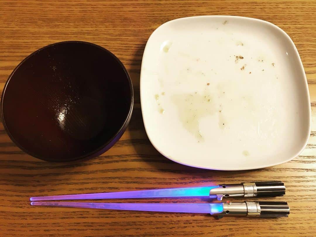 ペギのインスタグラム：「黒毛和牛のローストビーフ #頂き物 #お正月なんで　 #牛さんに感謝 #東京のお雑煮は何色？ #僕のとこは白色です #具は #お餅と人参と大根のみ #今年は #鶏肉とカマボコまで #お正月なんで #鳥さんにも感謝 #生産者さんにも感謝 #2020年はやるかやられるか #夜明けはもうすぐ」