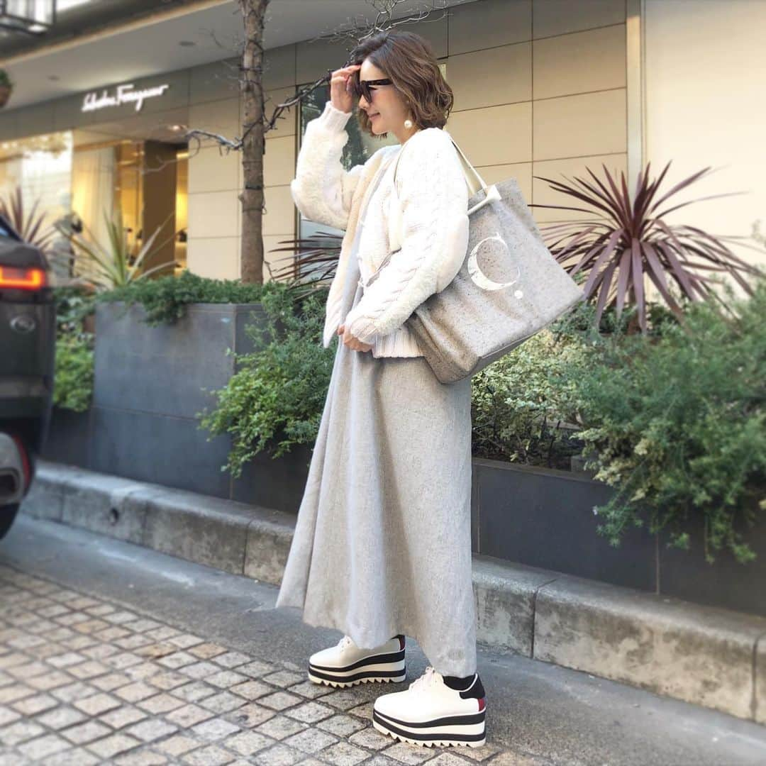 kiyomi medeirosさんのインスタグラム写真 - (kiyomi medeirosInstagram)「grey🐭×white💭 * cardigan…#drawer one-piece…#obli shoes…#stellamccartney bag… @callitokyo sunglass…#celine * #中にグレーのタイツ履いてます☺️ #fashion#outfit#instagood#instalike#instafashion#ootd#cordinate#style#ファッション#コーディネート#コーデ#ママコーデ#モノトーンコーデ#callitokyo」1月2日 20時55分 - kiyomimedeiros