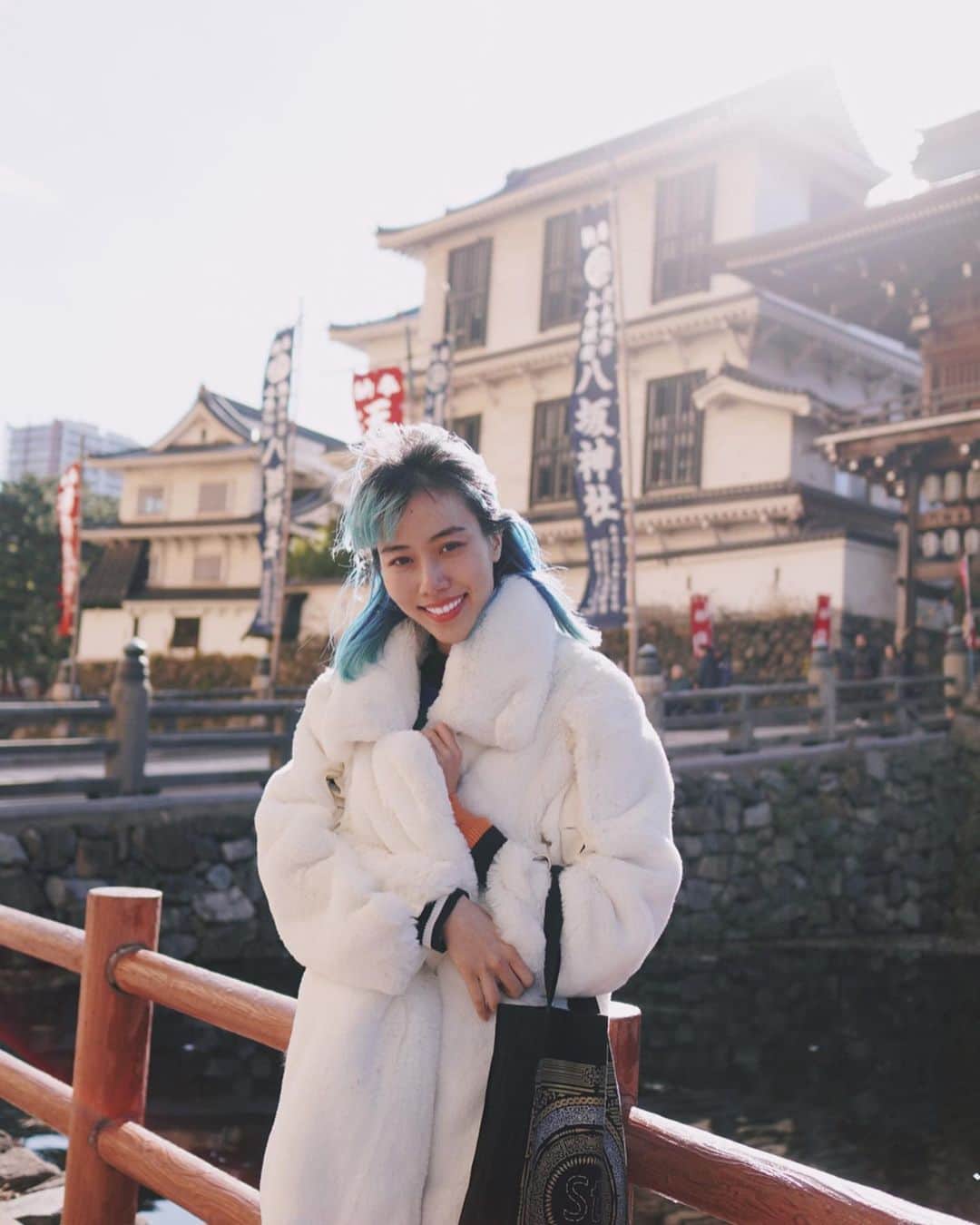 草野絵美のインスタグラム：「🦀2○2○🦀 今年もこの地球に、幸運にも居残ることができました。 年々、会えてない友の数も増えて寂しい気もするけど、わりとゆったり過ごしてるので、美味しいお昼ごはんとかお茶とかできたら嬉しいです。 また、気軽に週末とか子連れで遊びもしましょ🥺 人生は有限です。  旧年は、ルー・ヤンとの上海ビエンナーレでのコラボから始まり上海ライブ&MV撮影をしたり、深セン視察にいったり、 そして初めてのメディアアート作品で SIGGRAPH @🇦🇺 にて出展したり沢山勉強させてもらいました。  所属事務所のTHINKRさんにはお世話になり、 また様々なカンファレンスなどでも講演させて頂く機会を頂いたありがたい年でした。 ラスト20代駆け抜けていきます！ #新年明けましておめでとうございます .  2 ○ 2 ○  I’m so grad I could still alive on this beautiful 🌍 for 2020’s. I miss you all of you🥺 l hope I could see you as many as I can. Life is limited!  We only have a short time on this planet.  Last year was amazing I could have a great collab between @luyangasia at the #ShanghaiBiennale, having a live , MV shooting, then went to Shenzhen... and I’m very honored to exhibit my new Artwork at #SIGGRAPH art gallery😭🇦🇺 I’ll fully enjoy my last 20s🔥🔥 #kokura」