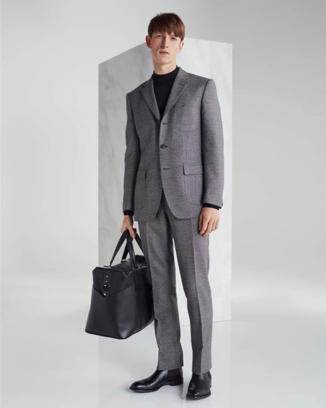 のインスタグラム：「Mid-grey three button wool sharkskin suit, now available in our winter sale with up to 30% off. Shop in store and online now.  #sale #wintersale #suitsale #gievesandhawkes」