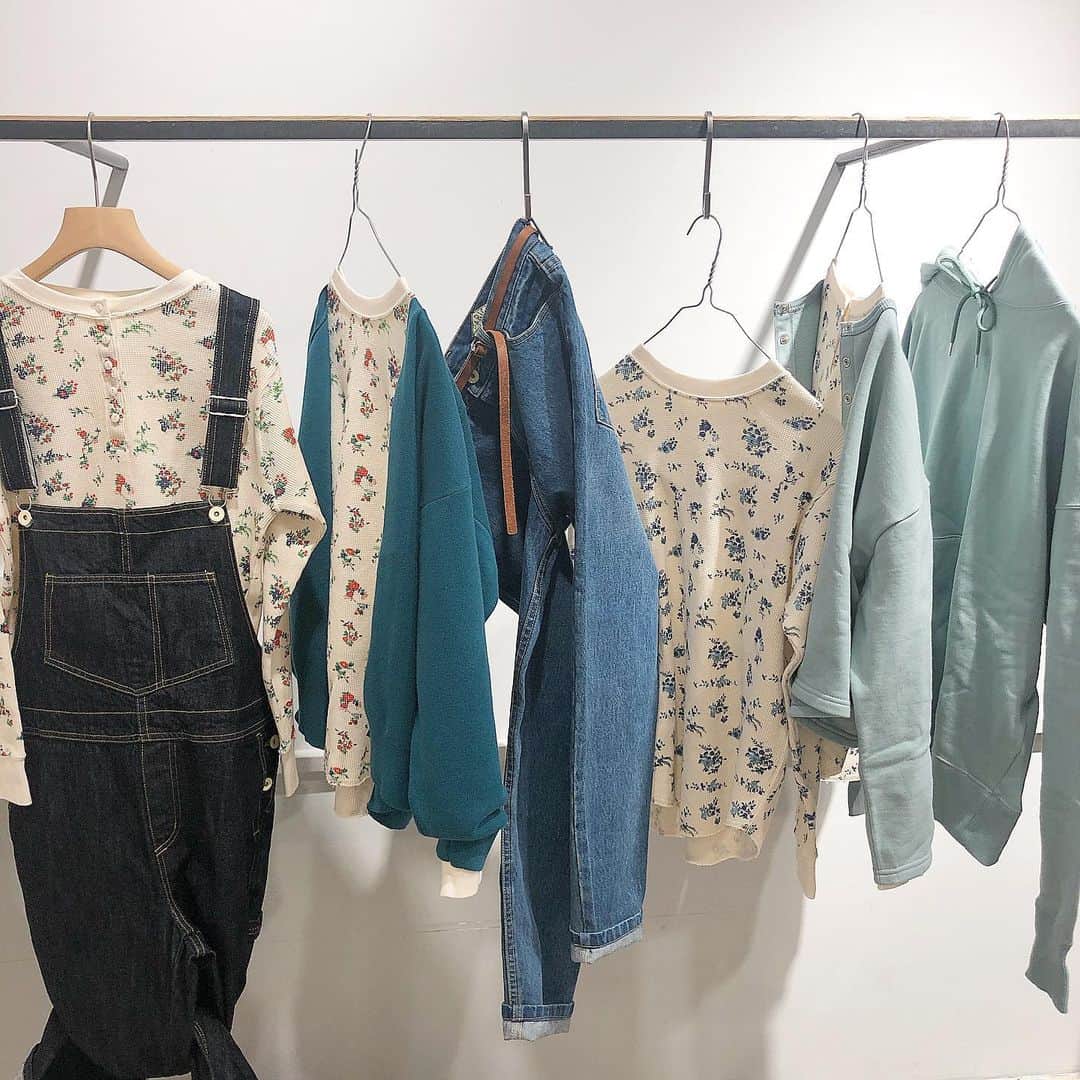 parici_officialさんのインスタグラム写真 - (parici_officialInstagram)「. . 💐 new arrival 💐 . 古着のサーマルをイメージした 小花柄のカットソー . ゆるめのサイズ感なので1枚でも ◯ . コーマワッフル小花柄プリント . クルーネック 5001CT005192 ヘンリーネック 5001CT006192 . ¥7.900+tax ブルー/レッド . . #ambidex #parici #pariciklassisk #パーリッシィ」1月2日 21時01分 - parici_official