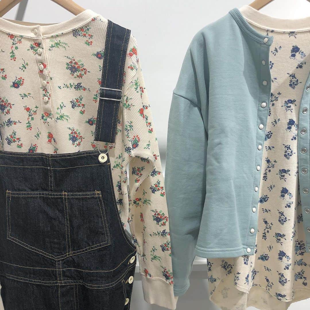 のインスタグラム：「. . 💐 new arrival 💐 . 古着のサーマルをイメージした 小花柄のカットソー . ゆるめのサイズ感なので1枚でも ◯ . コーマワッフル小花柄プリント . クルーネック 5001CT005192 ヘンリーネック 5001CT006192 . ¥7.900+tax ブルー/レッド . . #ambidex #parici #pariciklassisk #パーリッシィ」