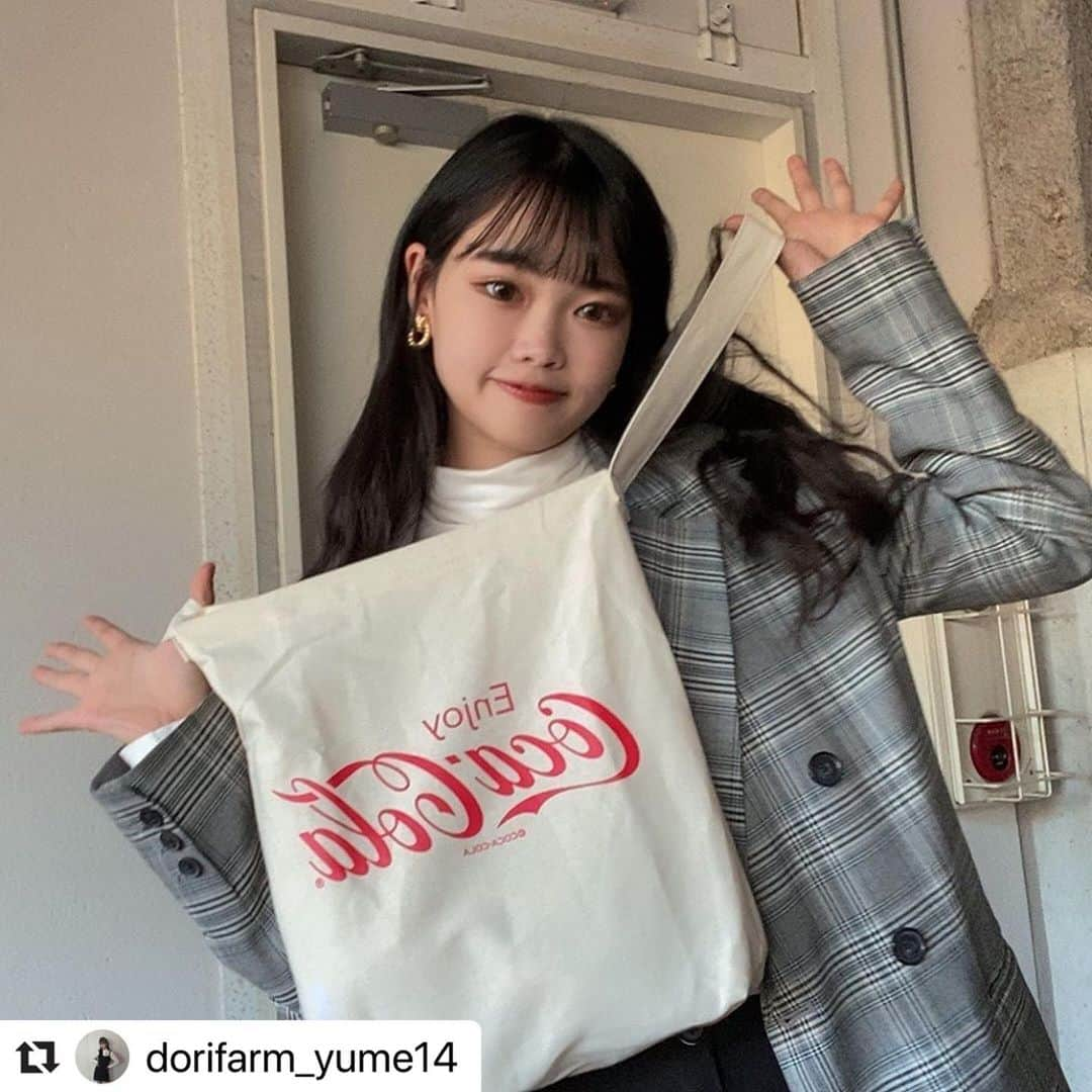 Popteenさんのインスタグラム写真 - (PopteenInstagram)「オールジャンルに使えると好評の付録は、韓国系ゆめぽての私服にもぴったり🐰💗💗ティーンズのみんなもモデルとおそろしてね🥰 #Repost @dorifarm_yume14 with @make_repost ・・・ 今年最後の日はPopteen2月号の付録の﻿ コカコーラトートバッグコーデ❤️🖤﻿ ﻿ 真似してみてください〜😆❤︎﻿ ﻿ ﻿ ﻿ そして！！2019年本当に有難う御座いました！！﻿ ﻿ 今年は人生が変わった﻿ ターニングポイントの1年でした＾＾﻿ ﻿ 2020年では﻿ このチャンスを自分のものにして﻿ 努力を積み重ねていきます！！﻿ POPに必要な存在になります！！﻿ ﻿ 引き続き、﻿ 私の周りの方を幸せにできるよう頑張ります🤍﻿ それでは皆様良いお年を✨﻿ ﻿ ﻿ ﻿ #ゆめぽて #JC3 #04년샌 #진구﻿ #Popteen2月号﻿」1月2日 21時02分 - popteen_official