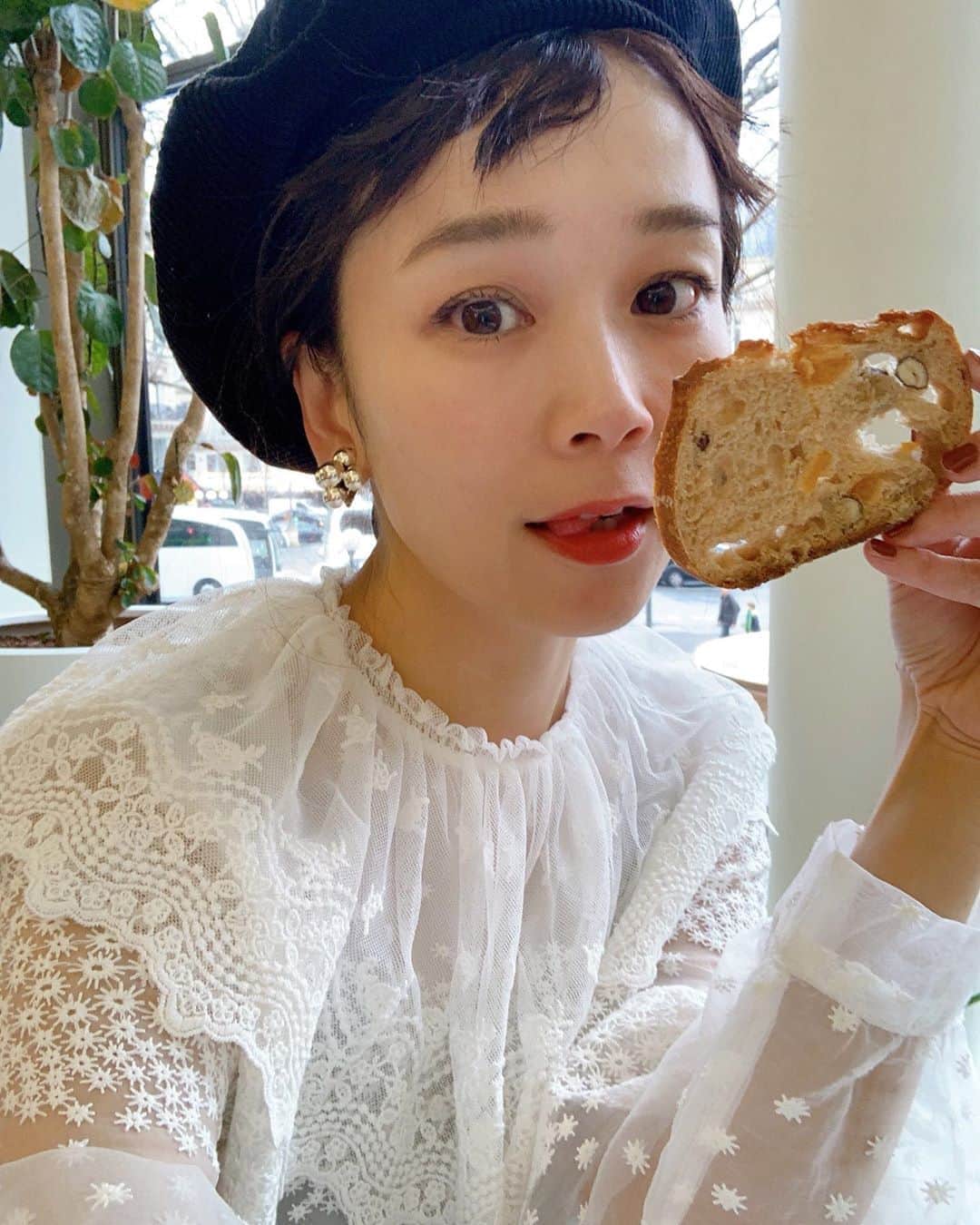 山野ゆりのインスタグラム：「明けましておめでとうございます。 今年も宜しくお願い致します♡  1月2日なのにパリのCafe Kitsuneがやってる🦊お通しのパンが美味しい🍞今日はヘンテコに巻いた前髪がお気に入りです☝️ 素敵なお正月を過ごしましょうね🎍♡ #明けましておめでとうございます #今年もよろしくお願いします #paris #cafekitsune #🍞」