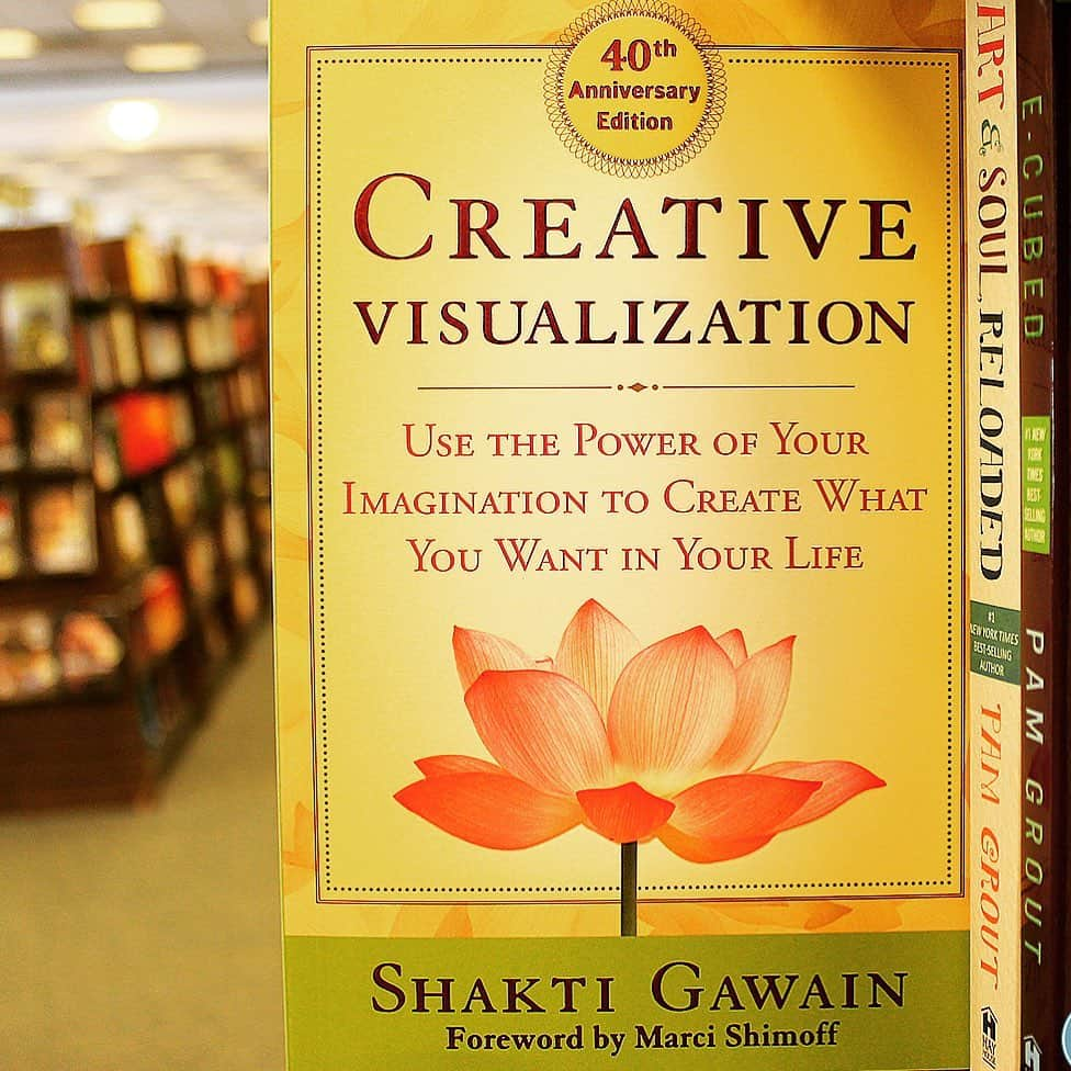 ValGarlandさんのインスタグラム写真 - (ValGarlandInstagram)「This book CHANGED MY LIFE 💫🧚🏻‍♀️💥⚡️ I was 27, on my own on a job on the Gold Coast. I was in a shop looking through the tapes and cds, and this book falls off the shelf in front of me... I didn’t read books back then and put it back on the shelf. A few minutes later, another book falls off the shelf in front of me, and again I put it back before continuing to look for music. It wasn’t until the third time it happened that I realised it was the VERY SAME BOOK falling off EVERY TIME and that I *had* to read it. Ever since then and to this day, I repeat the personal life mantra it gave me... “This, or something better than this, is manifesting itself for me right now, for the good of all concerned, so be it. Praise be to God. Thank you Angels”. 💁🏼‍♀️📚🔮 Have you read this book❓What did you think of it❓What book changed YOUR life❓Tell me in comments 👇👇👇 . . . #thisbookchangedmylife #creativevisualization #shaktigawain #ValsBookClub #bookstagram #booklover #bookworm #bookaholic #bookrecommendation #mustread #manifestation #creative #positivity #lifechanging #lifechangingbooks」1月2日 21時08分 - thevalgarland