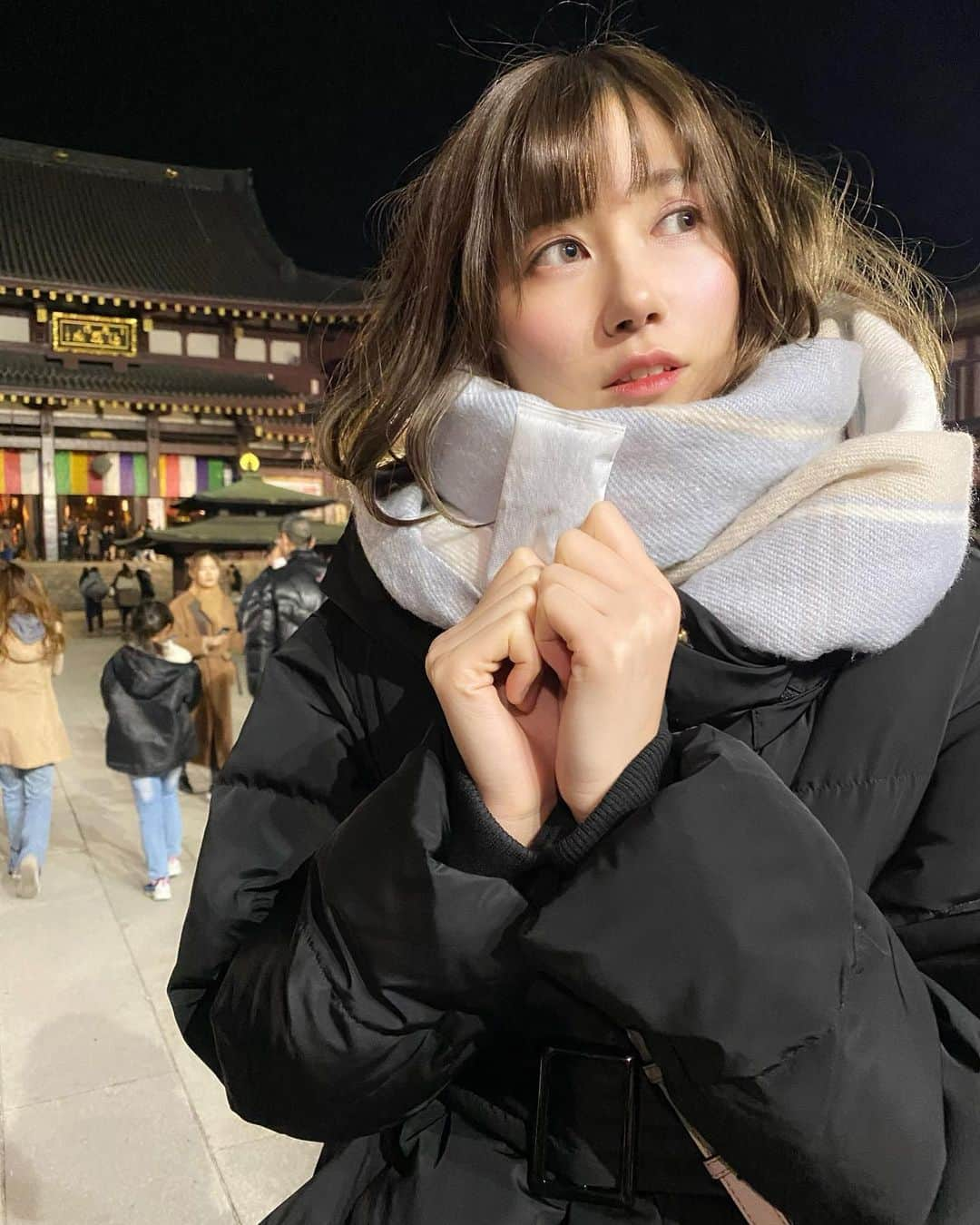 ゆきりぬさんのインスタグラム写真 - (ゆきりぬInstagram)「話し方頭悪そうすぎてやばい。 川崎大師に初詣行ってきたよ〜⛩ いちご飴を食べました。 . . マフラーは @ingnistore でダウンは @redyazel のだよ！ @redyazel のはウエストのベルトのおかげでダウンなのにくびれができてスッキリして見えるから超オススメ。  #初詣 #迎春 #冬コーデ #redyazel #ingni」1月2日 21時09分 - yukirin_u