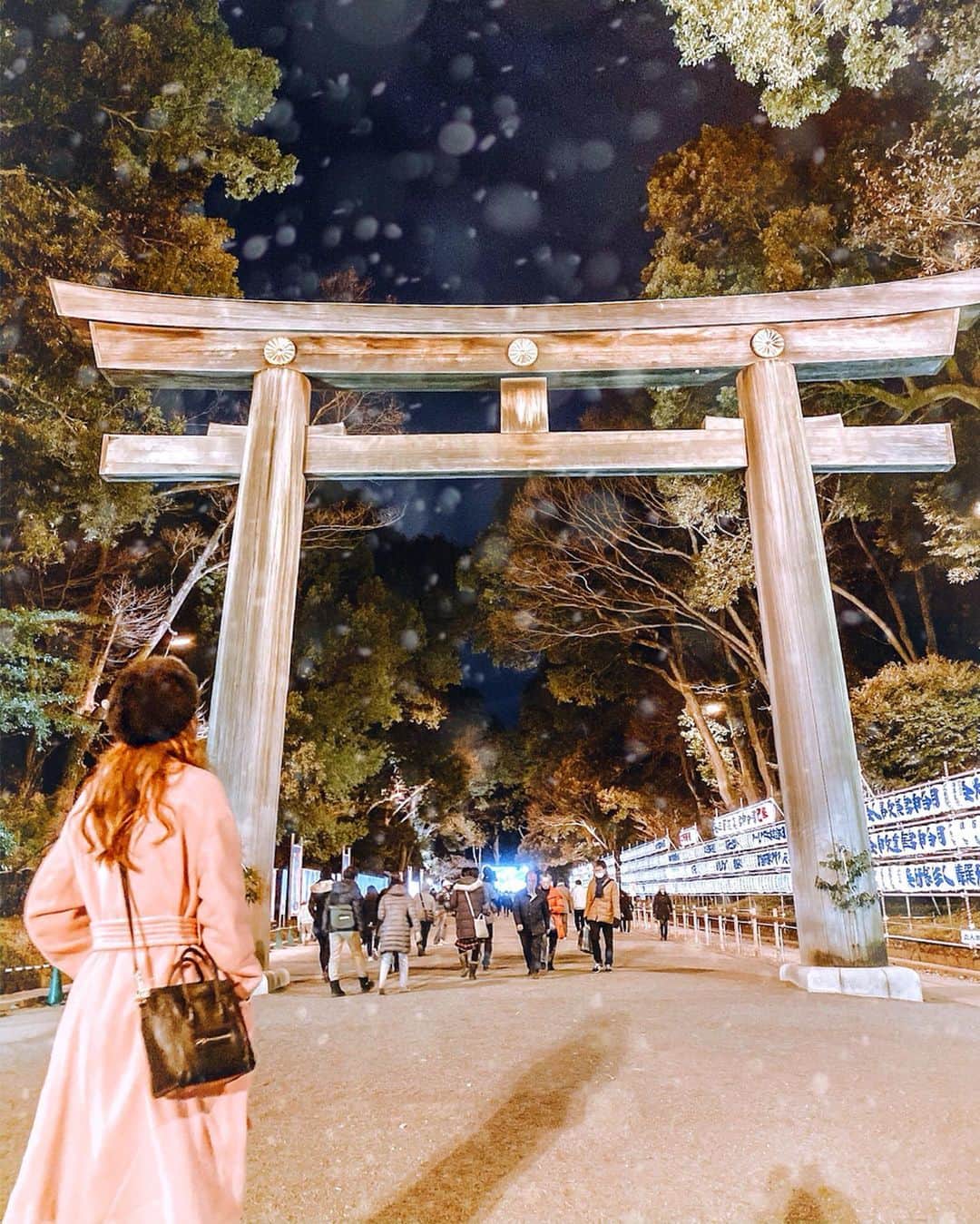 のインスタグラム：「I paid a first visit of the year to the meiji shrine yesterday ⛩🙏😉 . . . 元旦は早朝 日の出前から 明治神宮に初詣に行きました😉 . . それほど寒くなかったし風もなかったので あまり防寒対策をせずに済みました😊 . . 広い神社を新年にお正月の雰囲気の中 明るくなっていく空の下で散歩するのは 清々しい気持ちになるのでおすすめだよ🌞✨ . . 屋台とかも色々あって賑わいはあるけど 混んでないとこも良い😊 . . .  #神社 #写真部 #写真 #shrine #日常 #美しい #初詣 #インスタグラマー #instagramjapan #ファインダー越しの私の世界 #ファインダー越しの世界  #cooljapan #wonderful_places #instajapan #明治神宮 #ig_japan #photo_japan #photo_jpn  #igersjp #beautifulmatters #散歩  #夜景 #インスタ映え #meijijingu #meijishrine #冬コーデ #冬 #2020年 #鳥居 #夜」