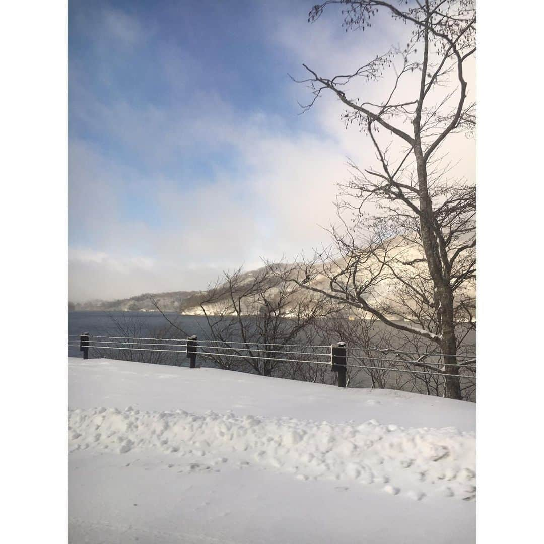 水野愛日さんのインスタグラム写真 - (水野愛日Instagram)「お正月旅行、福島県に来ております！  なんと約20年振り(その当時もちょー下手くそ 笑)の、スキーに挑戦してみましたー❄🏂🎿❄ グランデコってスキー場に向かう途中、五色沼が綺麗だったなぁ…… めちゃくちゃビビりの私は、最初は怖がりまくり😂でも、何度かキッズエリアで滑って慣らしたあとは、リフトに乗って結構長い距離＆傾斜を滑って来られました✨楽しかった！  怖がりすぎてニットキャップじゃなくてヘルメット被ってます！笑  #お正月旅行 #福島県 #グランデコ #グランデコスノーリゾート #スキー #スキーウェア #20年ぶり #五色沼」1月2日 21時12分 - mizunomanabi