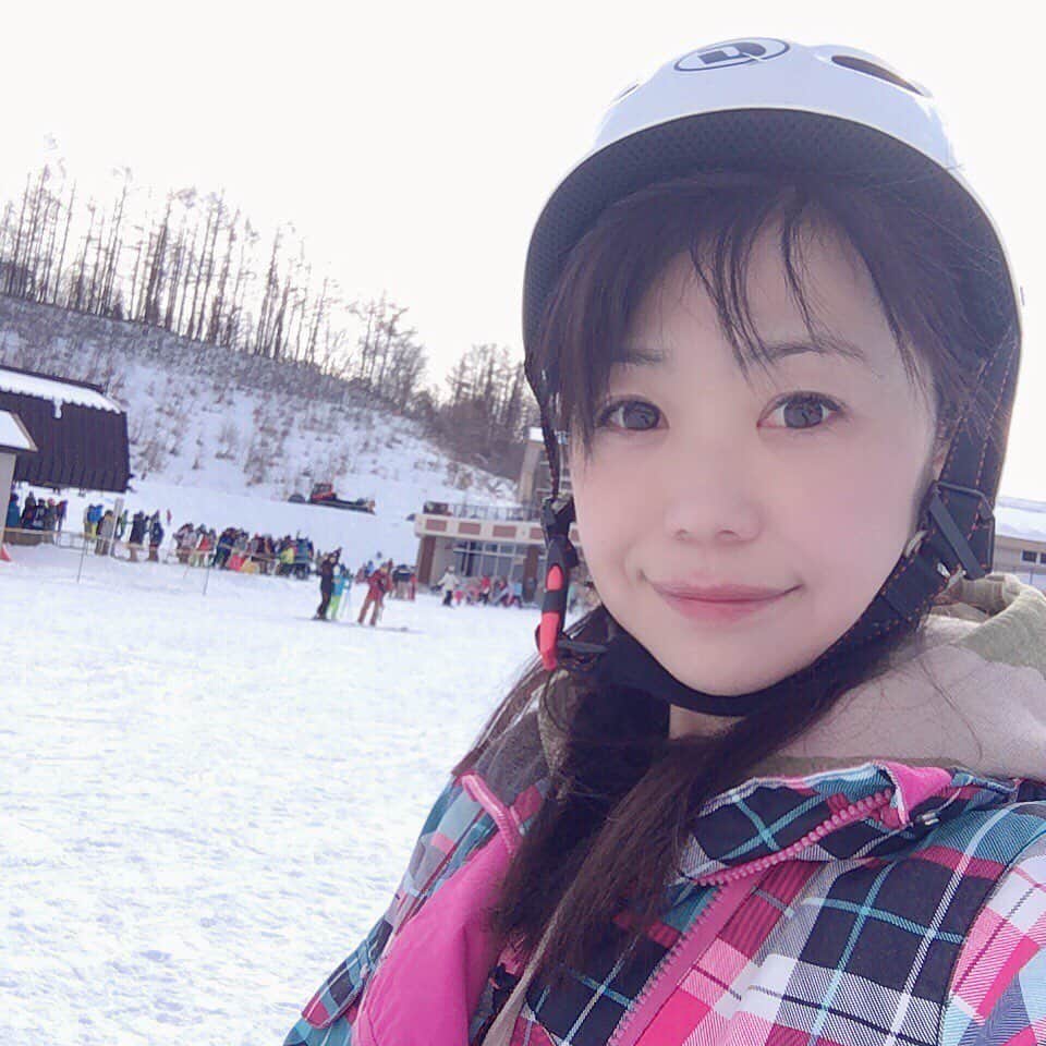 水野愛日さんのインスタグラム写真 - (水野愛日Instagram)「お正月旅行、福島県に来ております！  なんと約20年振り(その当時もちょー下手くそ 笑)の、スキーに挑戦してみましたー❄🏂🎿❄ グランデコってスキー場に向かう途中、五色沼が綺麗だったなぁ…… めちゃくちゃビビりの私は、最初は怖がりまくり😂でも、何度かキッズエリアで滑って慣らしたあとは、リフトに乗って結構長い距離＆傾斜を滑って来られました✨楽しかった！  怖がりすぎてニットキャップじゃなくてヘルメット被ってます！笑  #お正月旅行 #福島県 #グランデコ #グランデコスノーリゾート #スキー #スキーウェア #20年ぶり #五色沼」1月2日 21時12分 - mizunomanabi