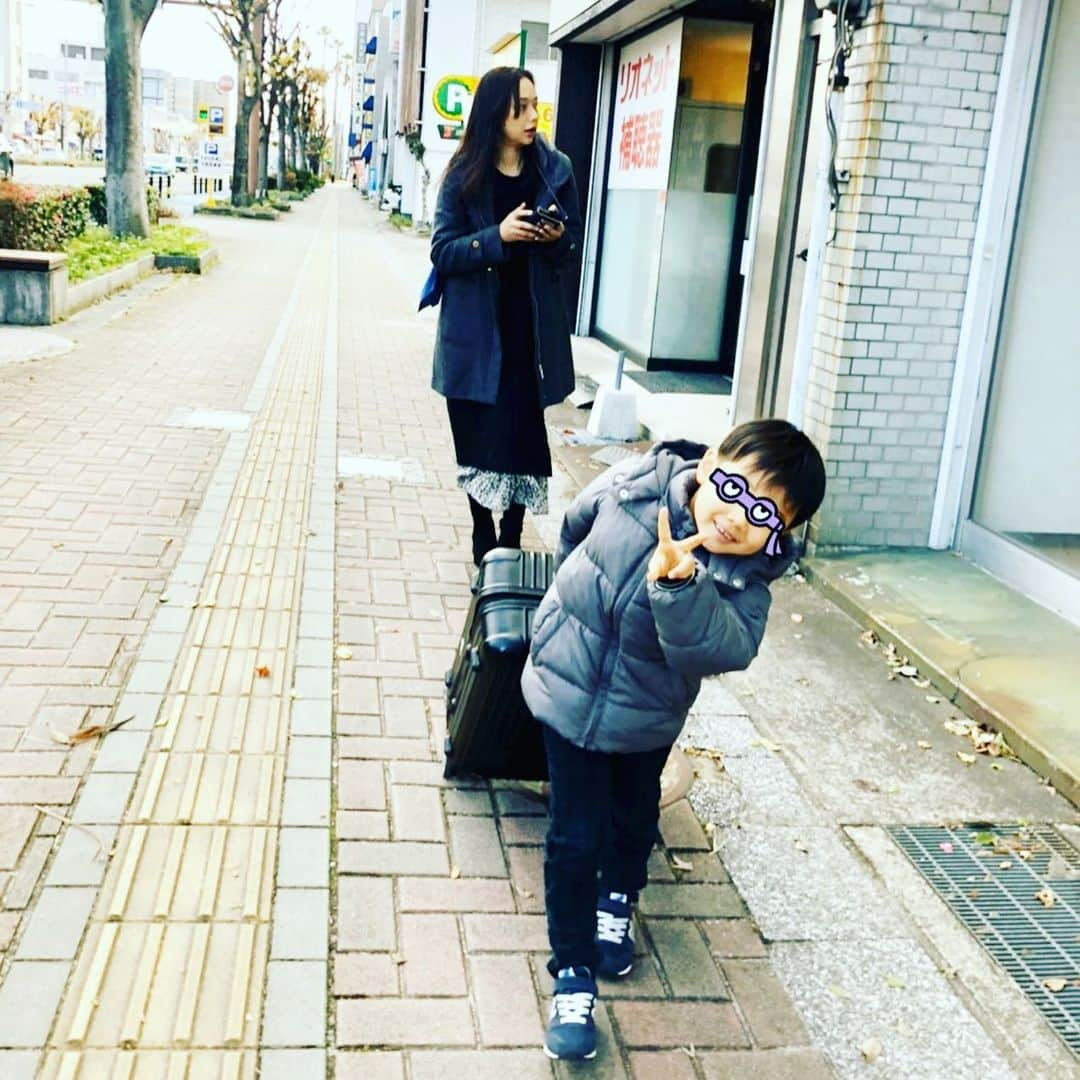 諸岡なほ子さんのインスタグラム写真 - (諸岡なほ子Instagram)「息子、大牟田駅からレンタカーの店までキャリーケースを押すの巻。ちょうど、だいふくさんのレンガの壁の前だから、なんだかいい雰囲気。旅感。  ２枚目にはスマホで地図を見る私の姿も。この年末年始、またメイクしておらず遠目のショットとなっております…。 あけましておめでとうございます！ 今年もよろしくお願いします。 #諸岡なほ子　#大牟田　#大牟田大使　#5歳男児　#旅する5歳」1月2日 21時12分 - morookanahoko