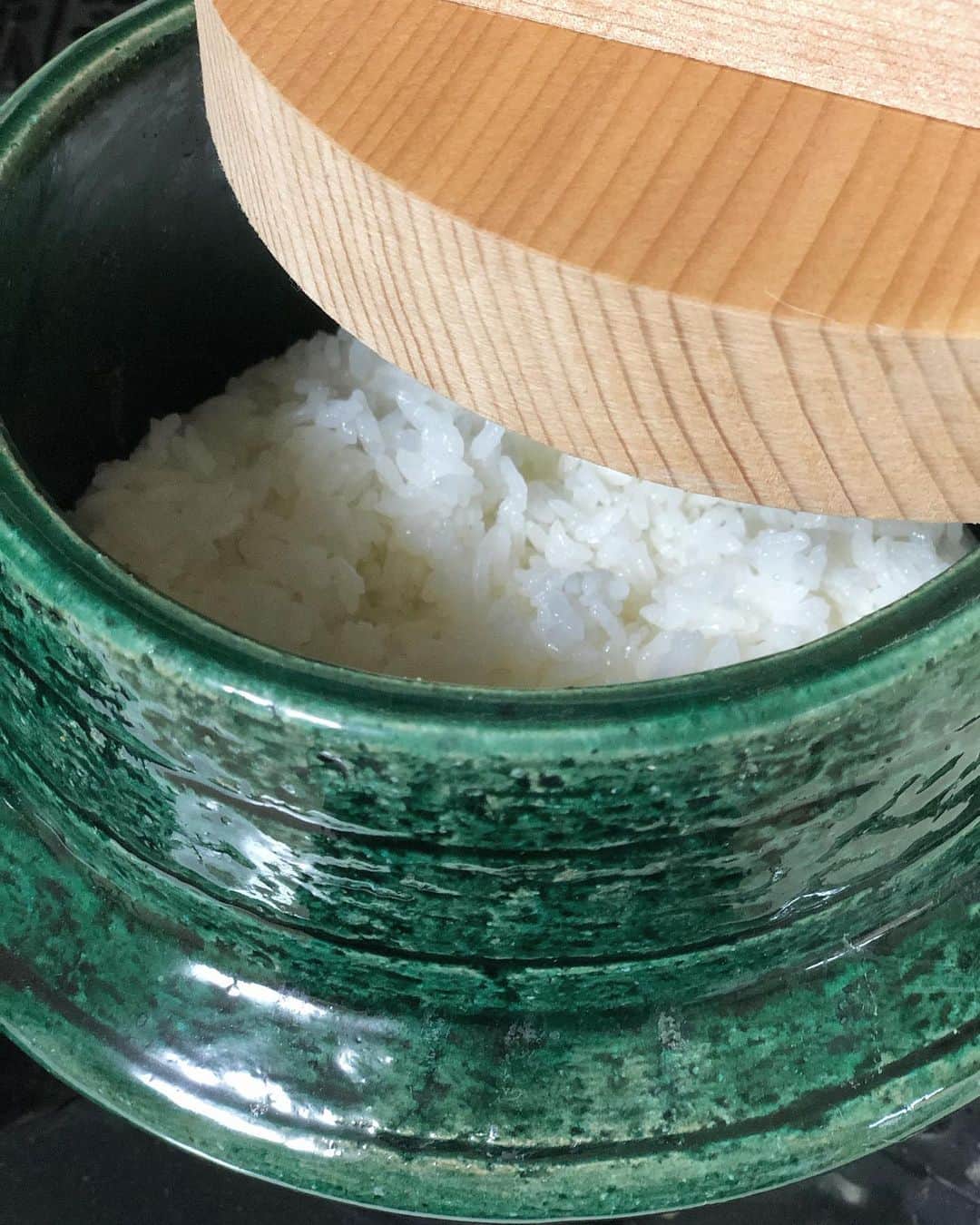 のインスタグラム：「おせち料理が続くと、白米が食べたくなりませんか？雲井窯で炊くお米は天下一品。嗚呼、日本人でよかった、と思う瞬間。Cooking rice with earthen pot is the best way to eat delicious steamed rice! #earthenpot #cooking #steamedrice #organicrice #雲井窯 #白米 #有機米 #白米の一番美味しい炊き方」