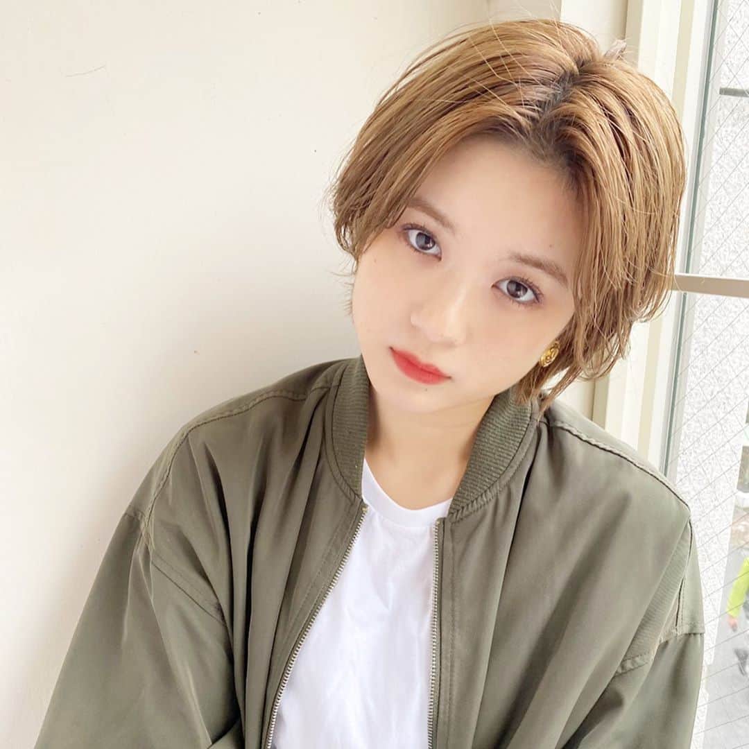 しばたあやなさんのインスタグラム写真 - (しばたあやなInstagram)「冬のハイトーンもかっこいい🥰🥰 #ハンサムショート #ショートヘア #刈り上げショート#刈り上げショート女子 #ベリーショート#ベリーショート女子 #イケメン女子 #ハイトーンショート #GARDENomotesando #マッシュショート #ショートボブ #メンズカット　 #パーカー女子 #ストリート系女子  #ストリート女子 #金髪ショート　 #センターパート」1月2日 21時20分 - ayamarjr.s