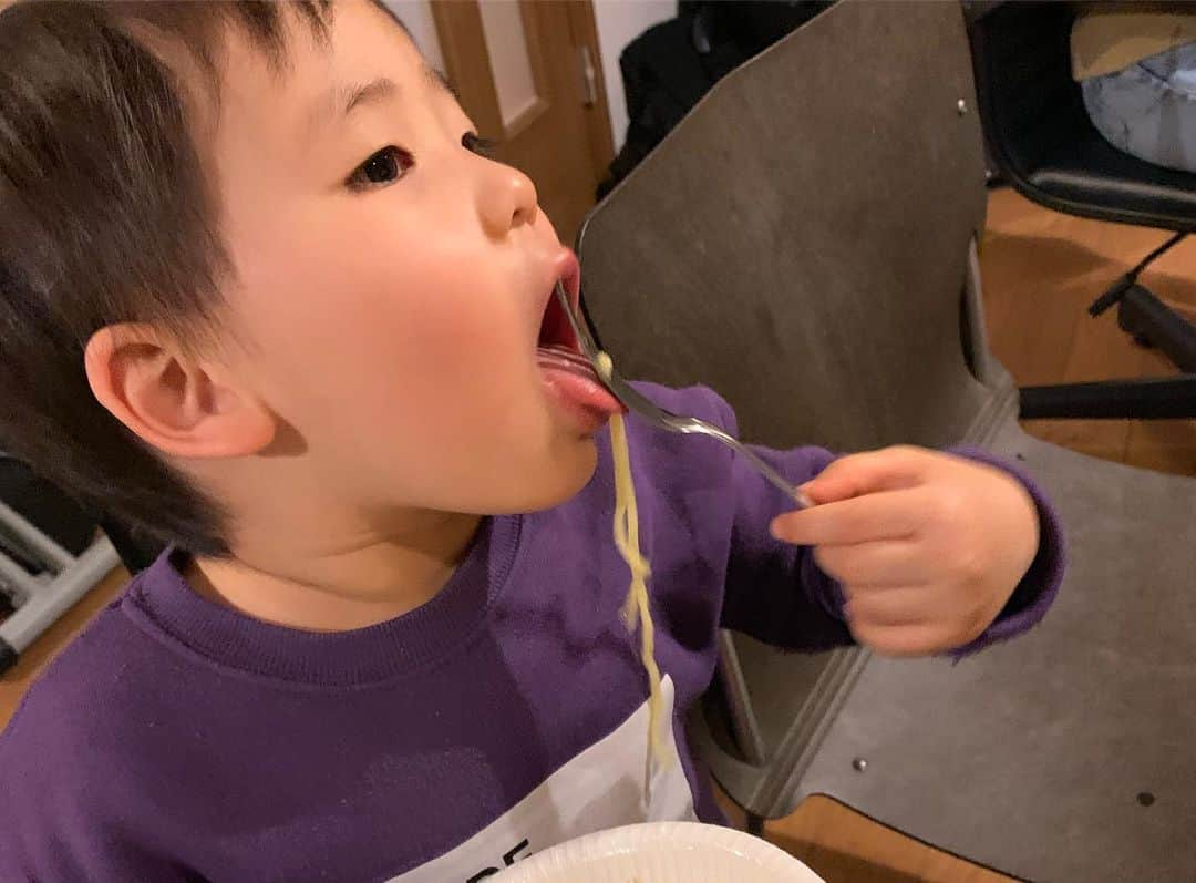 漆川由佳さんのインスタグラム写真 - (漆川由佳Instagram)「mongoose年越し🤩💕 今年は手作り味噌ラーメン🍜✨そして歴代最高人数29人😂💦 今年もワイワイ賑やかな年越しをすごせて良かった💖 2020年素敵な年になりますように🙏🏻✨皆様今年も宜しくお願い致します🙇🙇🙇」1月2日 21時21分 - shitsukawayuka