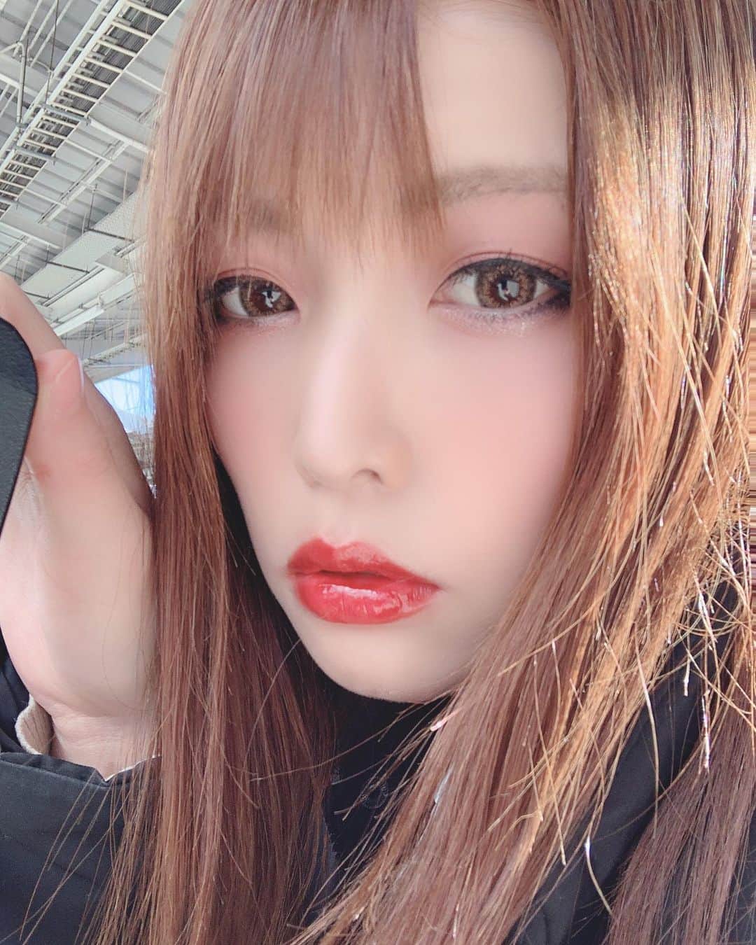 新村あかりのインスタグラム：「テカテカクチビル アップもどうぞ💋」