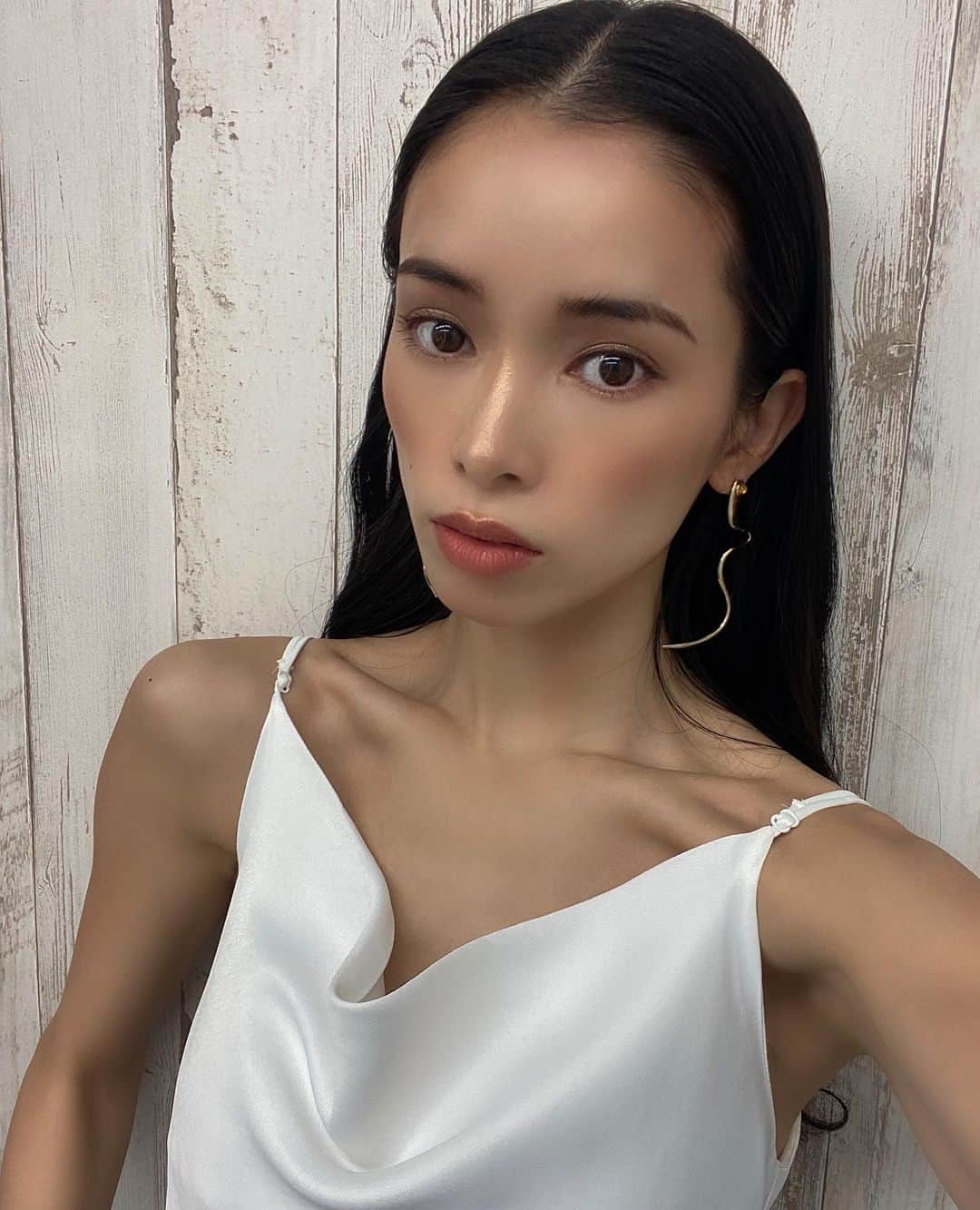 のインスタグラム：「. @junjun393 のメイクセミナーにて。 メイクモデルやらせて貰いました💄 やっぱりいつもと違う自分に出会えて テンション上がる。 やはり腕前流石です。ありがとう。 . 🐍 @mone_official_account .  #selfie #selfiegram  #japanese #tokyo #mom #mother #blackhair #黒髪 #makeup #hairmake #黒髪ロング #黒髪ストレート #巻き髪 #巻き髪ロング #momlife #mommylife #mommy #男の子ママ #女の子ママ#ママライフ #motherof2」