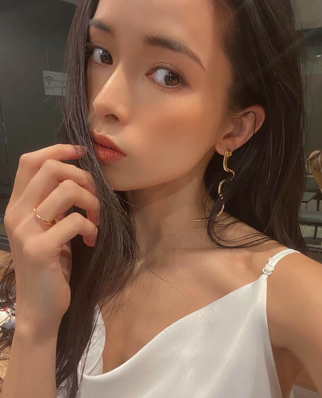 尾崎紗代子さんのインスタグラム写真 - (尾崎紗代子Instagram)「. @junjun393 のメイクセミナーにて。 メイクモデルやらせて貰いました💄 やっぱりいつもと違う自分に出会えて テンション上がる。 やはり腕前流石です。ありがとう。 . 🐍 @mone_official_account .  #selfie #selfiegram  #japanese #tokyo #mom #mother #blackhair #黒髪 #makeup #hairmake #黒髪ロング #黒髪ストレート #巻き髪 #巻き髪ロング #momlife #mommylife #mommy #男の子ママ #女の子ママ#ママライフ #motherof2」1月2日 21時31分 - osayo_osayo