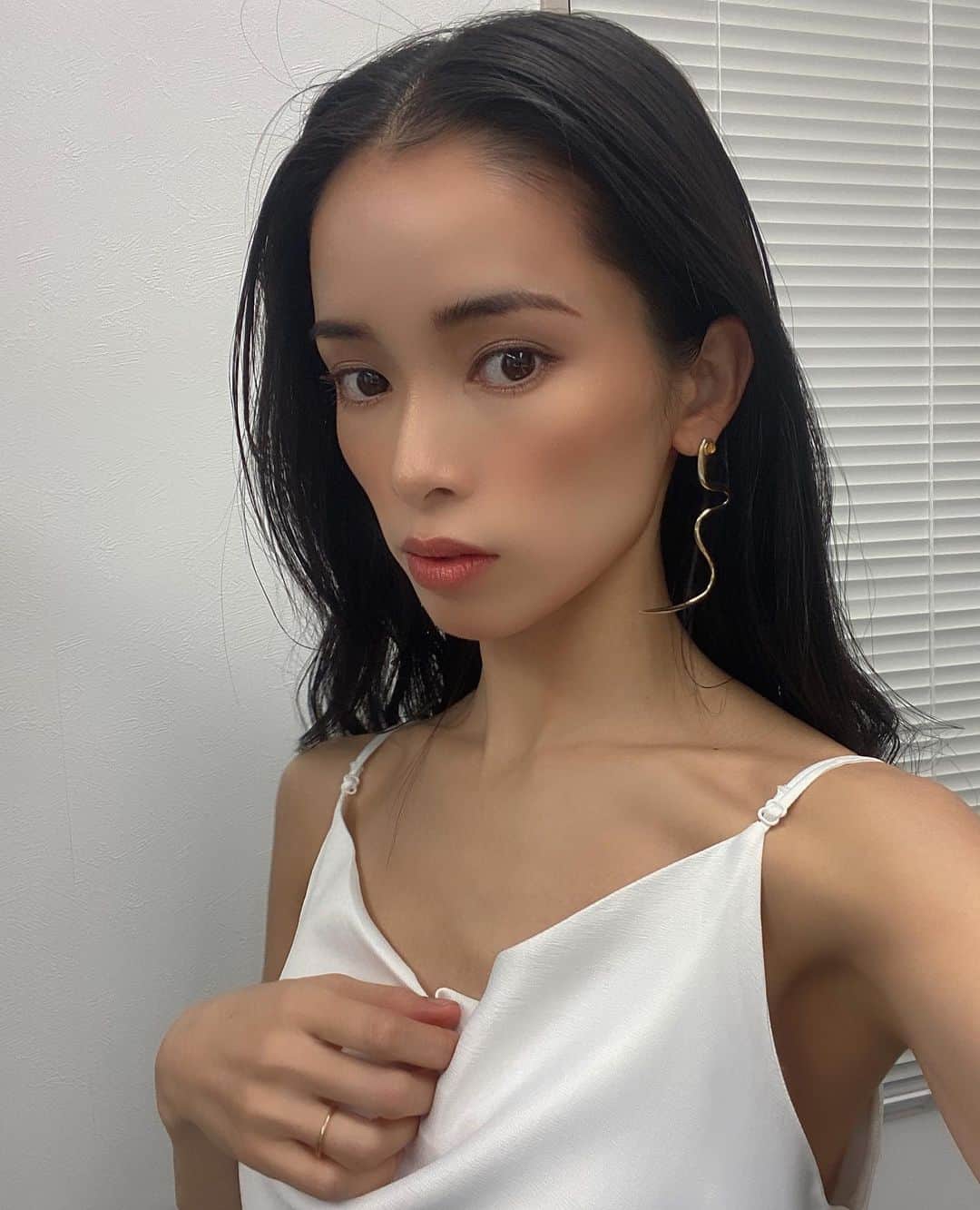 尾崎紗代子さんのインスタグラム写真 - (尾崎紗代子Instagram)「. @junjun393 のメイクセミナーにて。 メイクモデルやらせて貰いました💄 やっぱりいつもと違う自分に出会えて テンション上がる。 やはり腕前流石です。ありがとう。 . 🐍 @mone_official_account .  #selfie #selfiegram  #japanese #tokyo #mom #mother #blackhair #黒髪 #makeup #hairmake #黒髪ロング #黒髪ストレート #巻き髪 #巻き髪ロング #momlife #mommylife #mommy #男の子ママ #女の子ママ#ママライフ #motherof2」1月2日 21時31分 - osayo_osayo