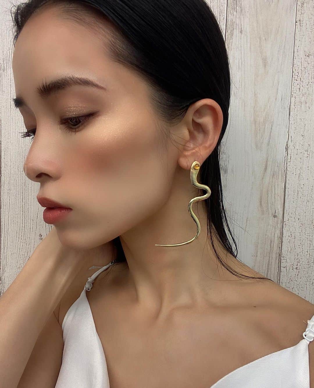 尾崎紗代子さんのインスタグラム写真 - (尾崎紗代子Instagram)「. @junjun393 のメイクセミナーにて。 メイクモデルやらせて貰いました💄 やっぱりいつもと違う自分に出会えて テンション上がる。 やはり腕前流石です。ありがとう。 . 🐍 @mone_official_account .  #selfie #selfiegram  #japanese #tokyo #mom #mother #blackhair #黒髪 #makeup #hairmake #黒髪ロング #黒髪ストレート #巻き髪 #巻き髪ロング #momlife #mommylife #mommy #男の子ママ #女の子ママ#ママライフ #motherof2」1月2日 21時31分 - osayo_osayo