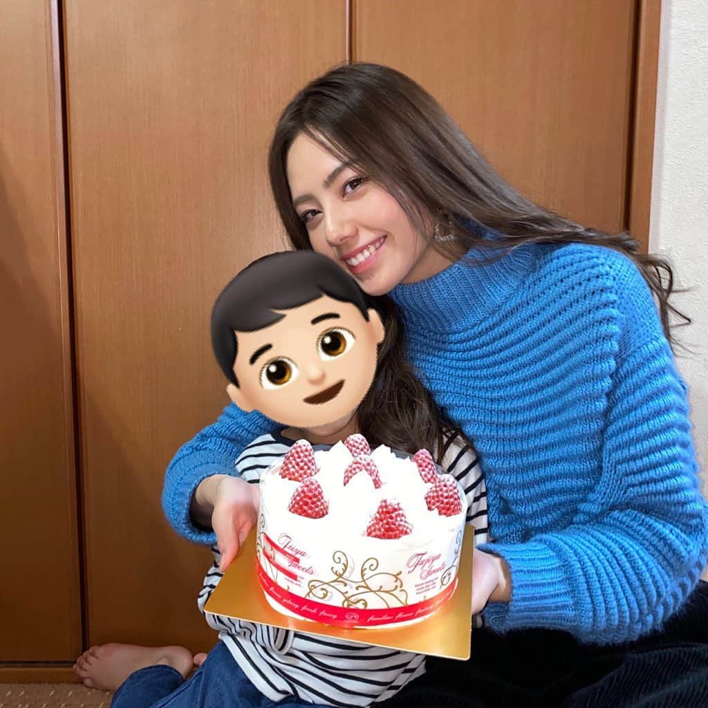 のインスタグラム：「･ ･ ･ ･ 今日は弟のお誕生日🎂💓💐 ･ 2日違いだから毎年合同なの👸🏻（笑） ･ ･ ･ 産まれてきてくれて本当によかった💓 ･ ･ ･ ･ #brother #happybirthday #🎂 #instagood」