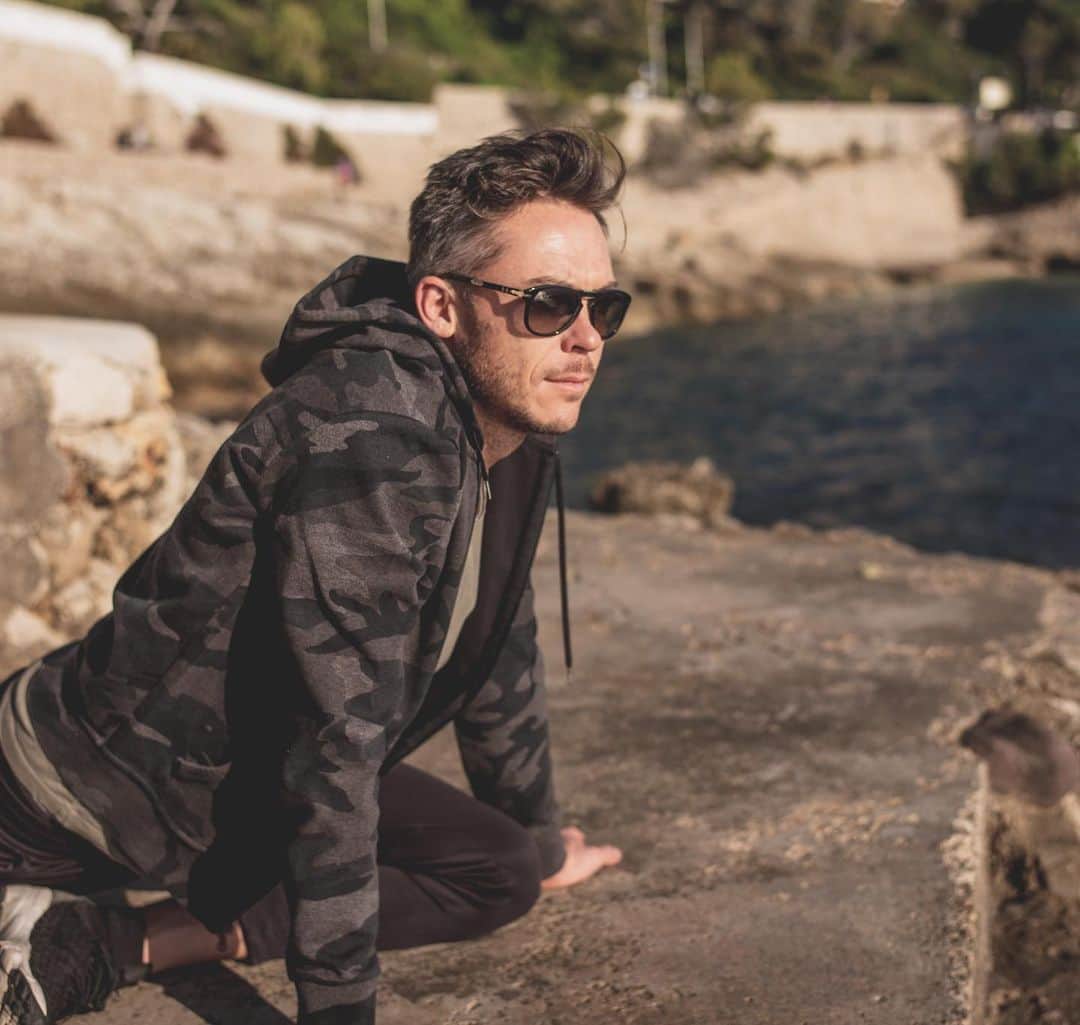 アンドレ・ロッテラーのインスタグラム：「Day 1 of 2020. Stretching it out to a positive future 🏋️‍♂️ 🧘‍♂️ ☀️ 🌊 ! Wishing everyone a great year, daily joy of life in whatever you do, give love and get it, take care of your health and the rest shall come naturally! It is what you make out if it and it’s in your hands! Only you can make it happen! 🙏 🙌💪🏻 Thank you for all your motivational support!」