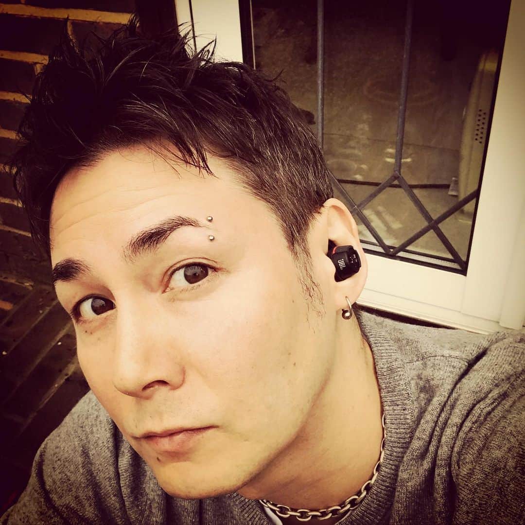 ケン・ロイドのインスタグラム：「Chillin’ at home in London, new year, new clothes, new music being made, new JBL earphones to hear them. Perfect.  ロンドンでマッタリ。新しい年、新しいセーター着ながら、新しい音作りを新しいJBLのイヤホンで聴く。 完璧。」