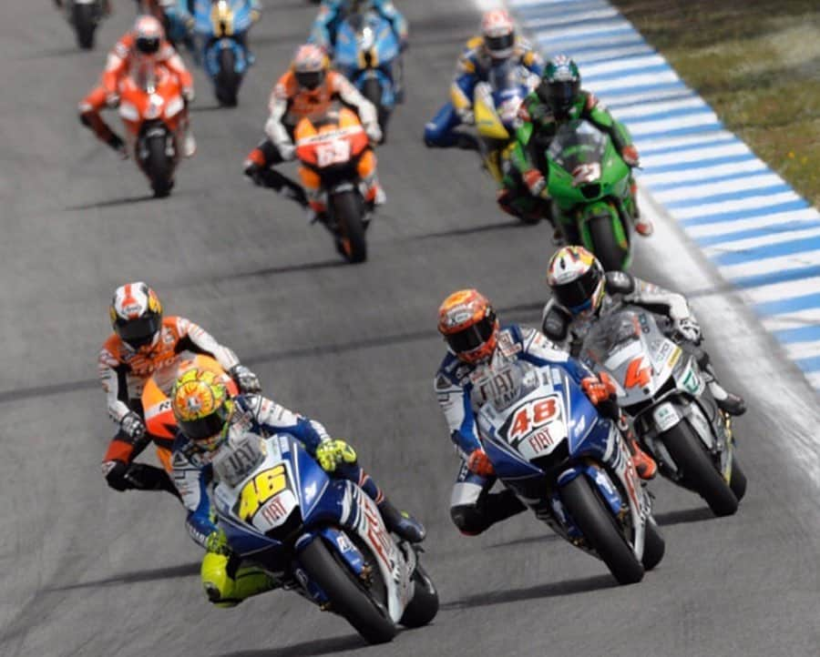 ホルヘ・ロレンソさんのインスタグラム写真 - (ホルヘ・ロレンソInstagram)「#trowbackthursday APRIL 13, 2008. Guess why this date is so special for me and in what circuit we were racing.——————————————————— #trowbackthursday 3 DE ABRIL, 2008. Adivina porque es día es tan especial para mi y en que circuito corríamos.——————————————————————#13april #yamaha #yamaham1 #800cc #4stroke #fourstroke #motogp #valentinorossi #danipedrosa #andreadovizioso #johnhopkins #nickyhayden #colinedwards #caseystoner #chrisvermeulen #loriscapirossi」1月2日 21時41分 - jorgelorenzo99