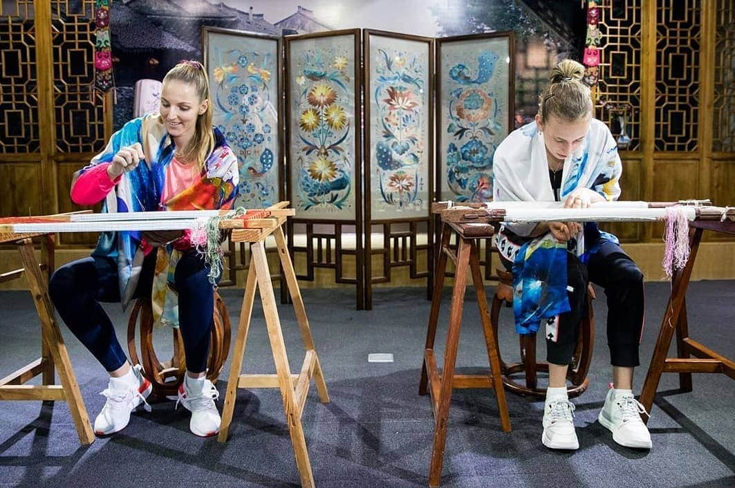 エリーゼ・メルテンスさんのインスタグラム写真 - (エリーゼ・メルテンスInstagram)「Another activity today at the silk museum 🤗 Nice to get to know the Chinese traditions and how precise you have to be. I was quite seriously doing it, but I better stick to tennis 😅  #silk #museum #chinese #tradition #shenzhen #wta」1月2日 21時45分 - mertenselise