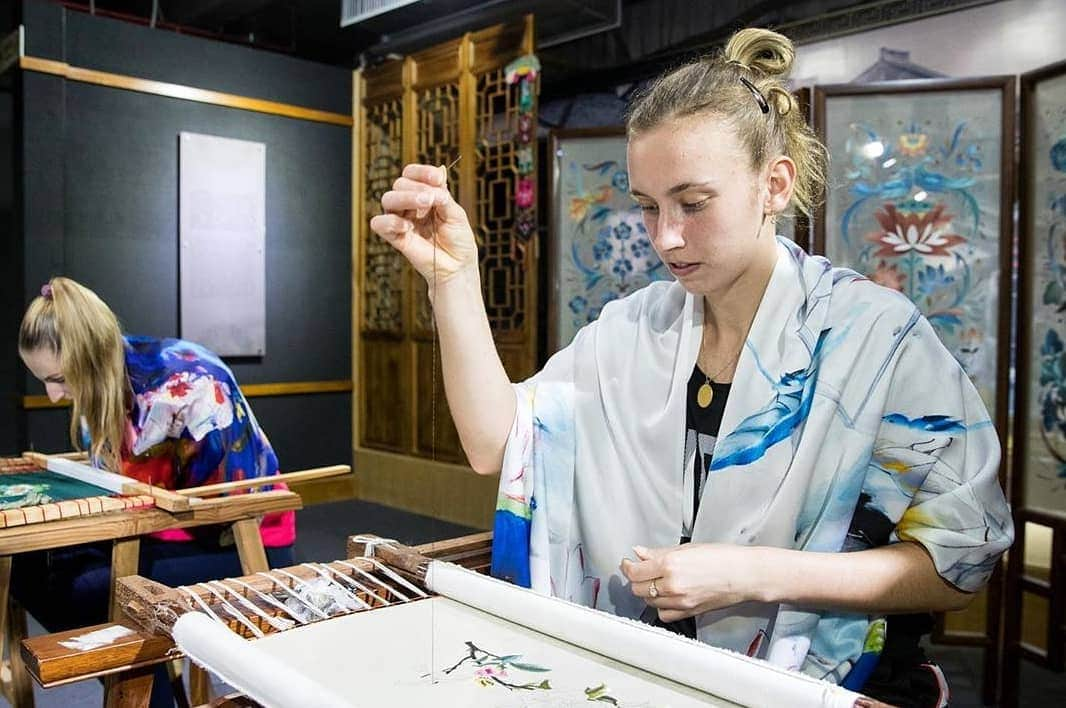 エリーゼ・メルテンスさんのインスタグラム写真 - (エリーゼ・メルテンスInstagram)「Another activity today at the silk museum 🤗 Nice to get to know the Chinese traditions and how precise you have to be. I was quite seriously doing it, but I better stick to tennis 😅  #silk #museum #chinese #tradition #shenzhen #wta」1月2日 21時45分 - mertenselise